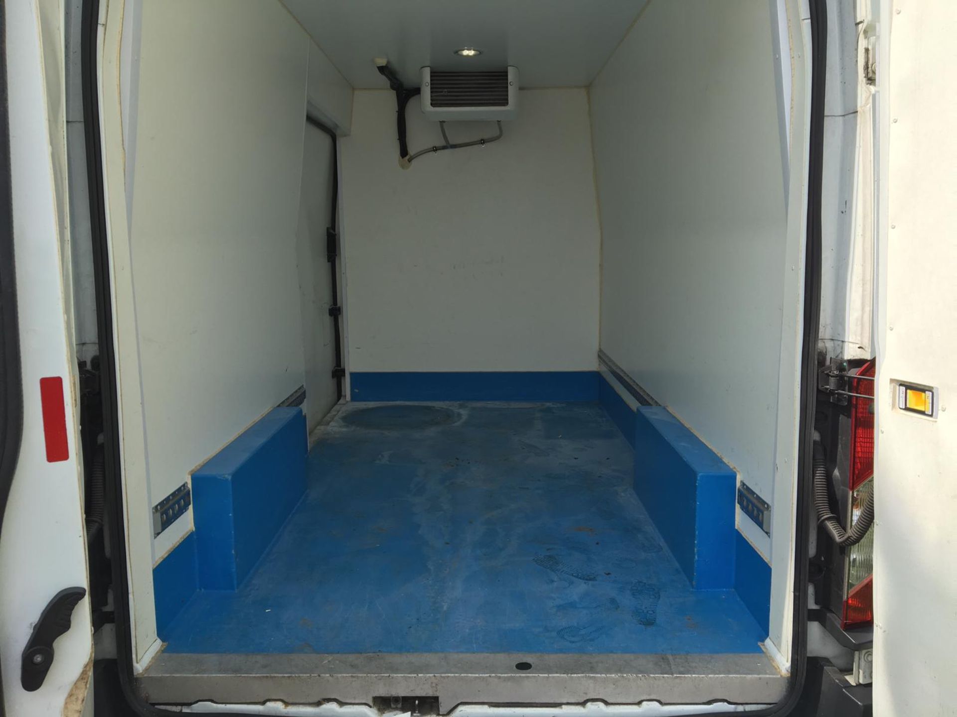 2015/15 REG FORD TRANSIT 350 FRIDGE 2.2 DIESEL WHITE PANEL VAN, SHOWING 0 FORMER KEEPERS *PLUS VAT* - Image 10 of 14