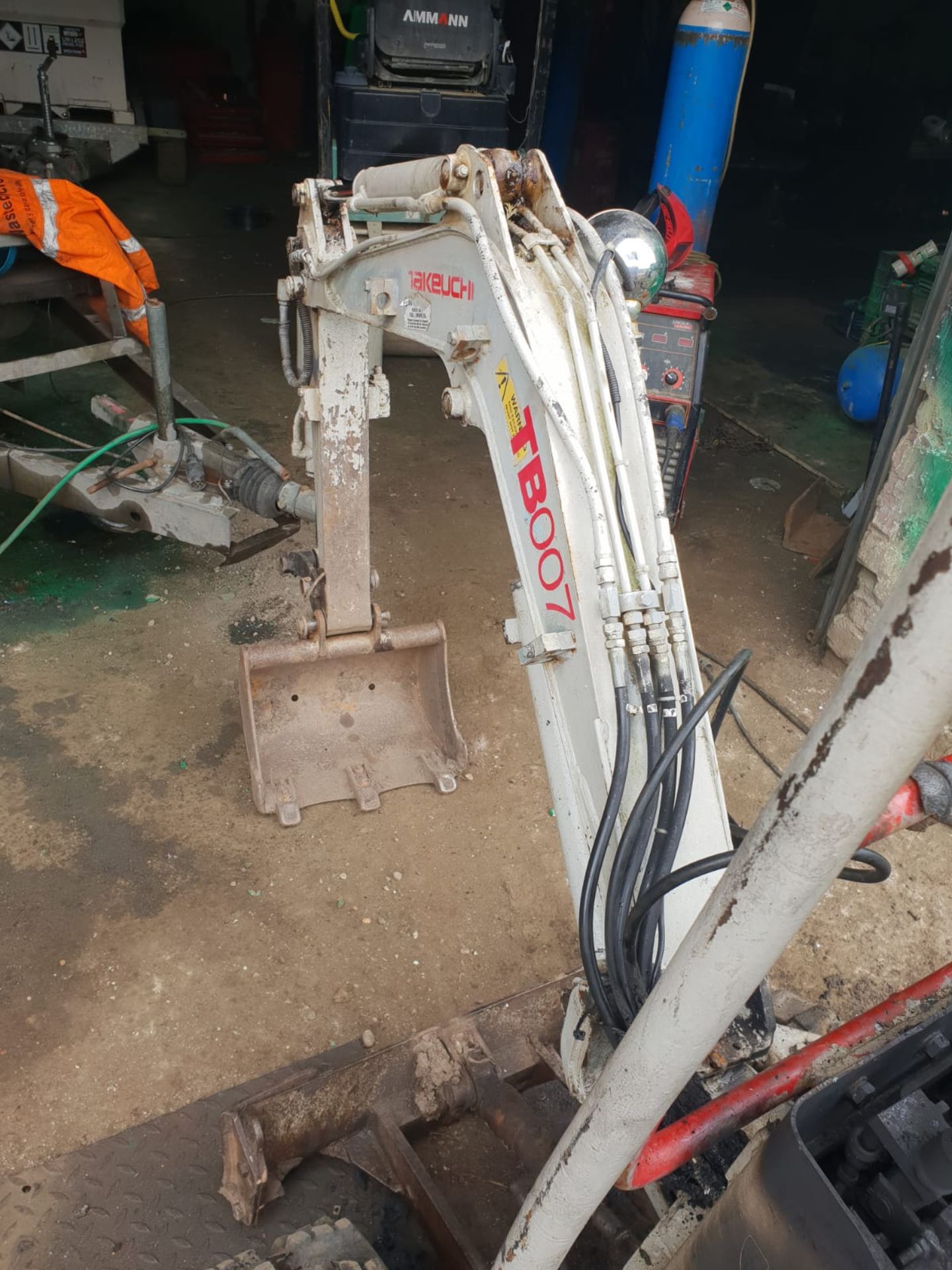 TAKEUCHI TB007 MINI DIGGER FIRE DAMAGE, ENGINE AND PUMP STILL WORK FINE NOT A PROBLEM *NO VAT* - Image 4 of 11