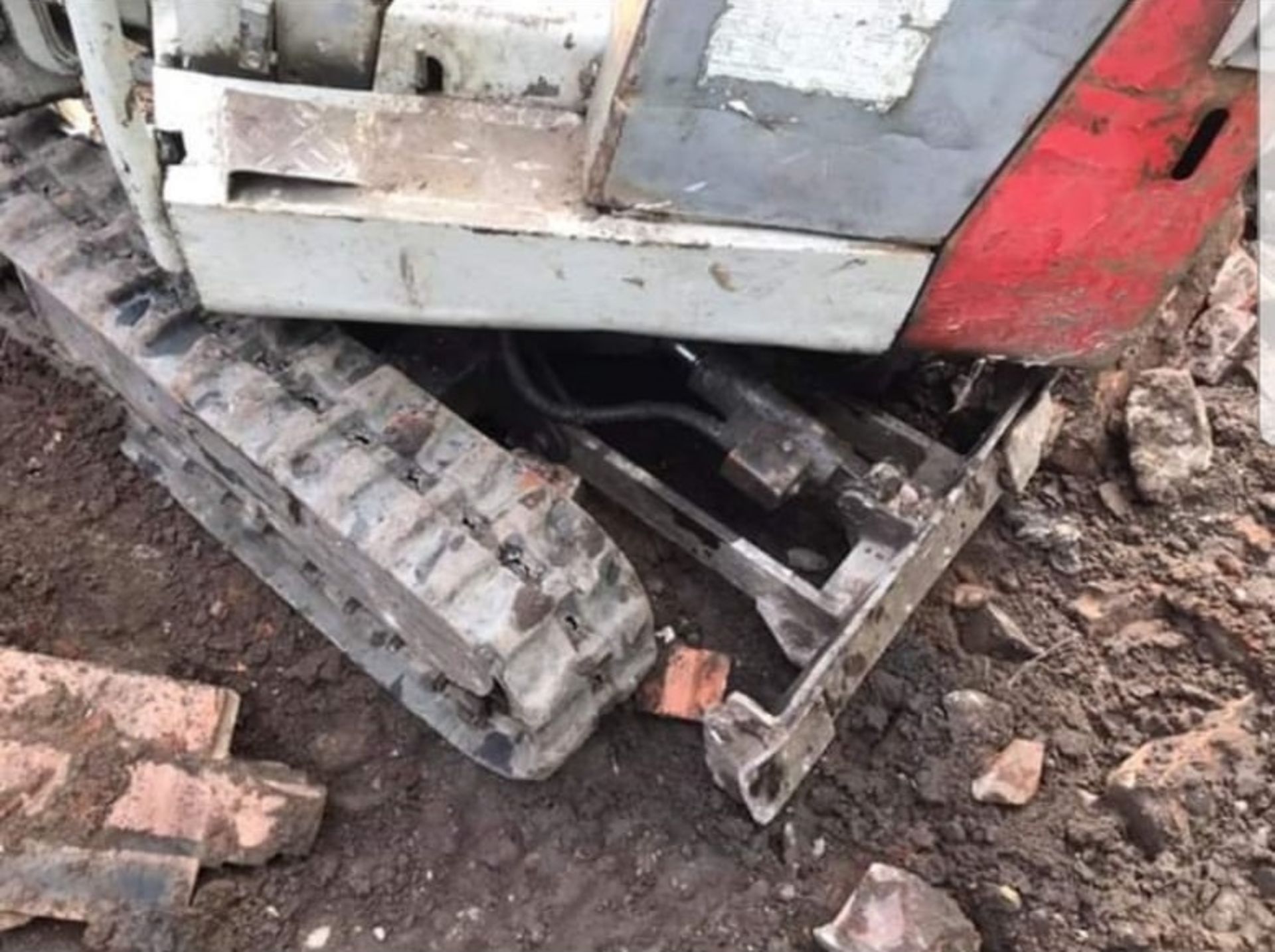 TAKEUCHI TB007 MINI DIGGER FIRE DAMAGE, ENGINE AND PUMP STILL WORK FINE NOT A PROBLEM *NO VAT* - Image 6 of 11