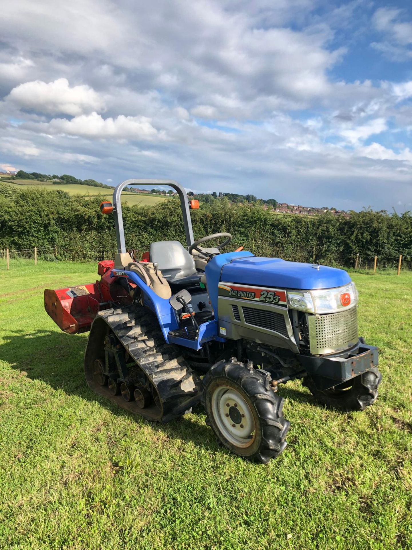 ISEKI 253 TRACKED TRACTOR, RUNS WORKS & DRIVES, 4 WHEEL DRIVE, FLAIL MOWER NOT INCLUDED *NO VAT* - Image 3 of 7