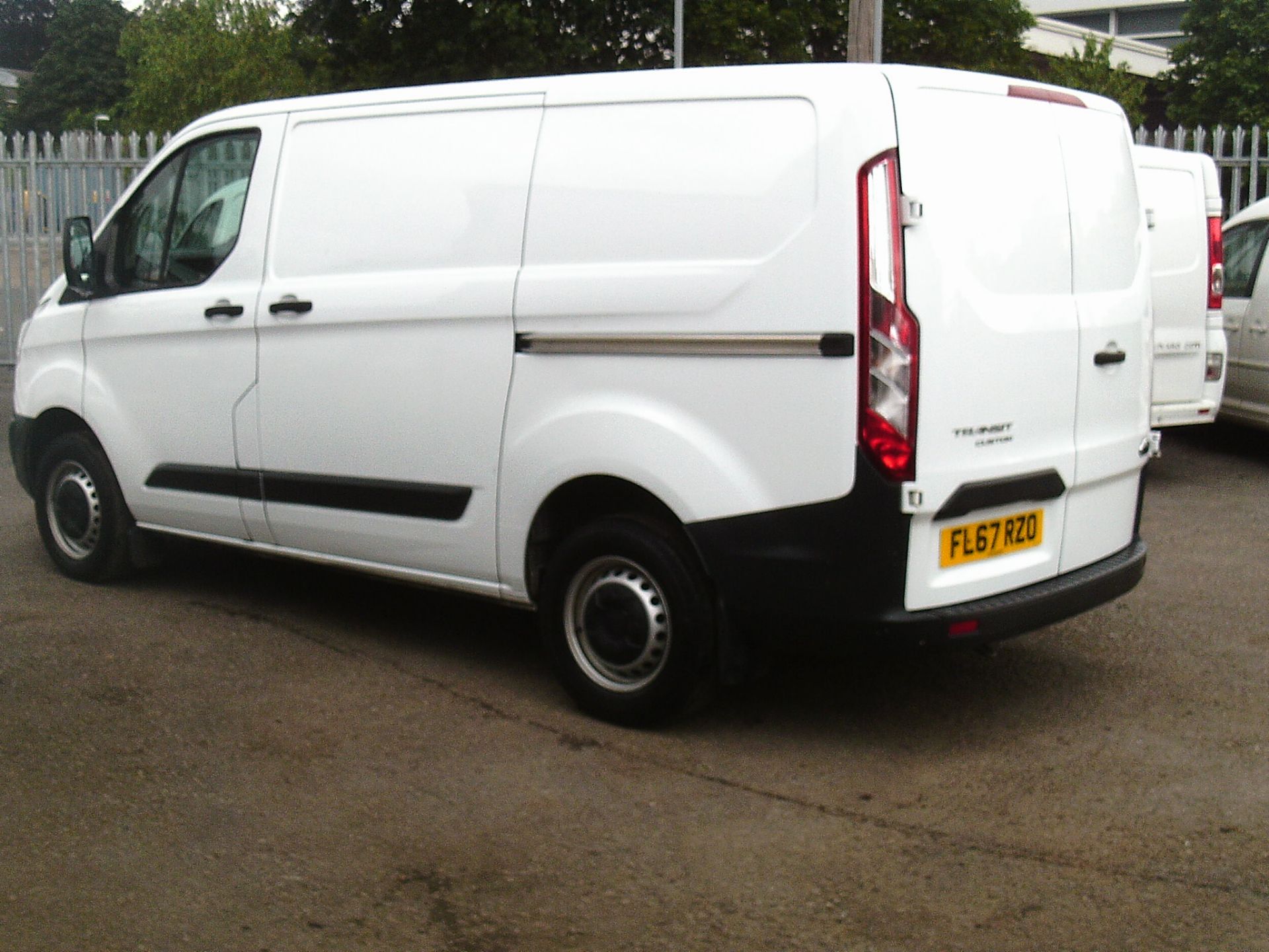 201767 REG FORD TRANSIT CUSTOM 290 SWB 2.0 DIESEL EURO 6 PANEL VAN, SHOWING 1 FORMER KEEPER - Image 4 of 12