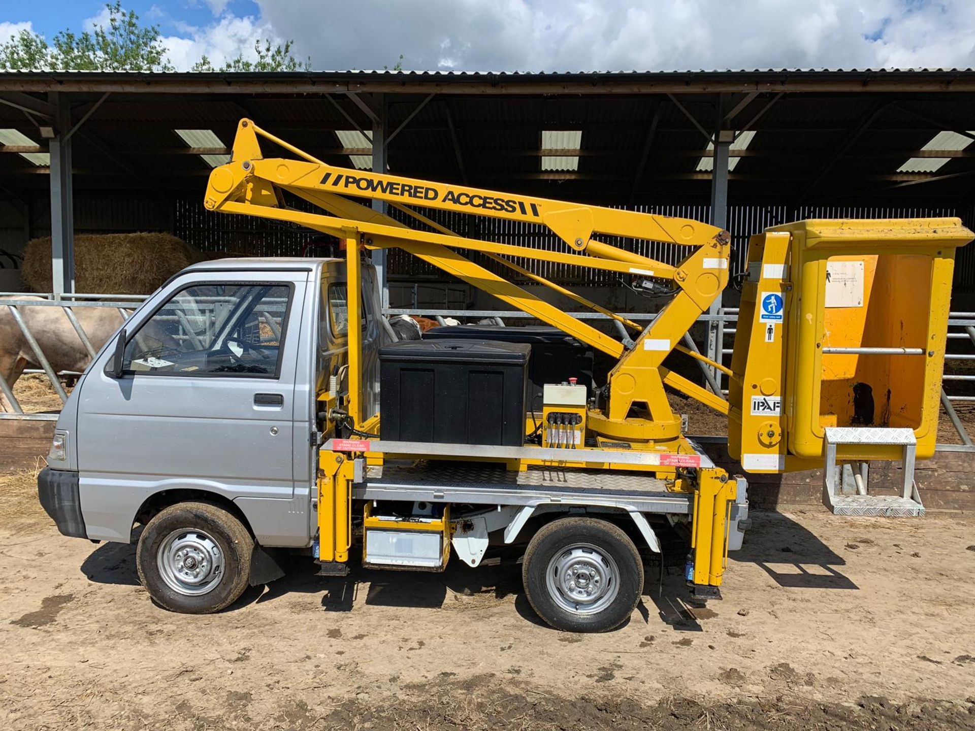 2005/55 PIAGGIO PORTER 1.4 DIESEL PICK-UP C/W POWERED ACCESS LIFT FITTED WITH STABILISERS *PLUS VAT* - Image 4 of 15