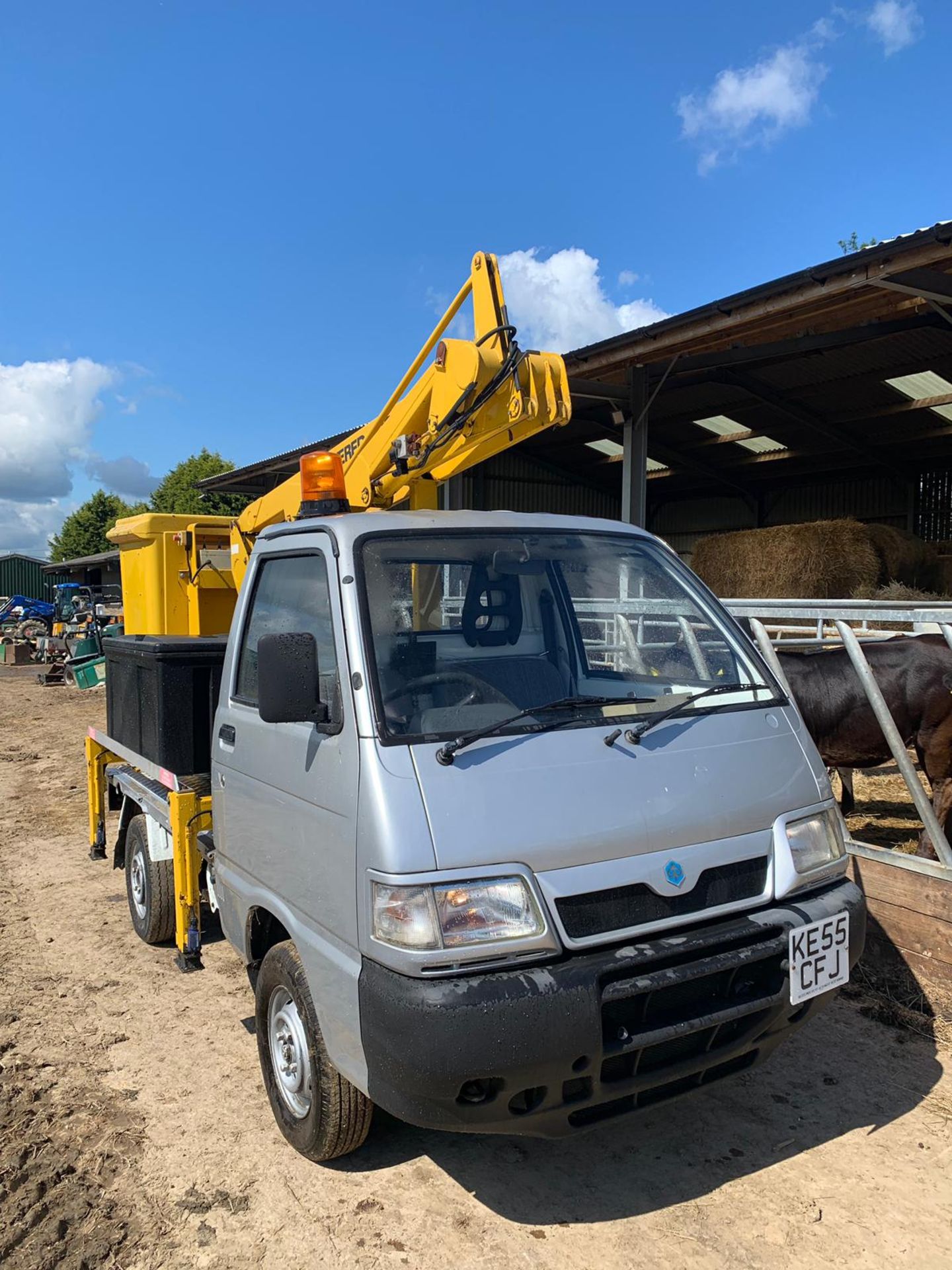 2005/55 PIAGGIO PORTER 1.4 DIESEL PICK-UP C/W POWERED ACCESS LIFT FITTED WITH STABILISERS *PLUS VAT* - Image 3 of 15