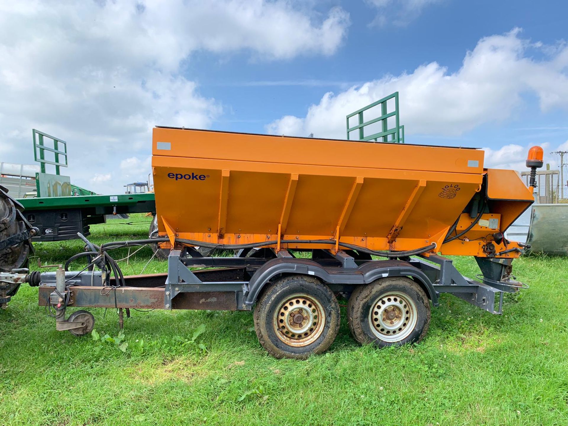 2005 EPOKE IGLOO S2400 HS SALT SPREADER C/W TWIN AXLE TOW-ABLE TRAILER *PLUS VAT* - Image 3 of 9