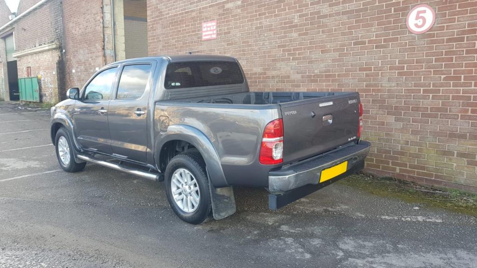 2015/64 REG TOYOTA HILUX INVINCIBLE D-4D 4X4 GREY DIESEL LIGHT UTILITY, SHOWING 1 FORMER KEEPER - Image 6 of 22