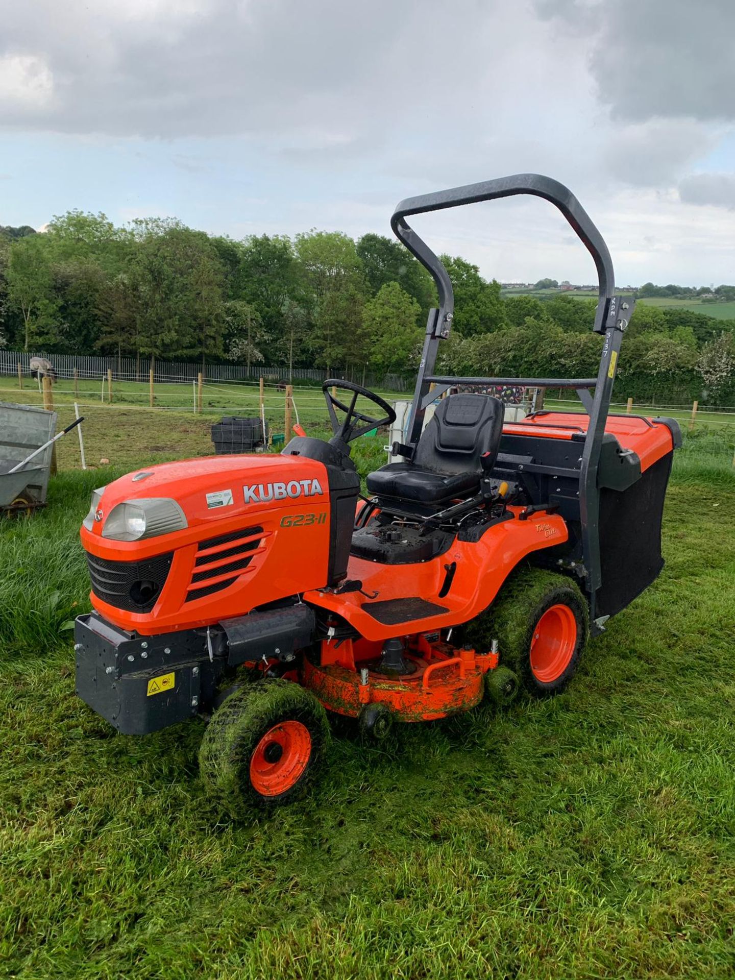 2015 KUBOTA G23-II TWIN CUT LAWN MOWER WITH ROLL BAR, HYDRAULIC TIP, LOW DUMP COLLECTOR - 28 HOURS!! - Image 2 of 15