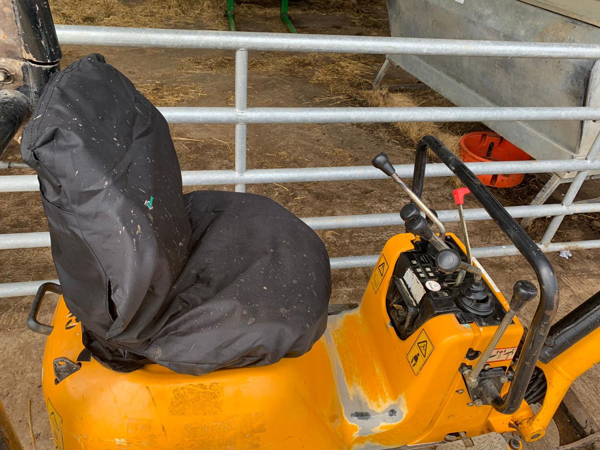 2010 JCB 808 TRACKED MICRO DIGGER C/W 3 X BUCKETS 950 KG, RUNS, WORKS & DIGS *PLUS VAT* - Image 6 of 12