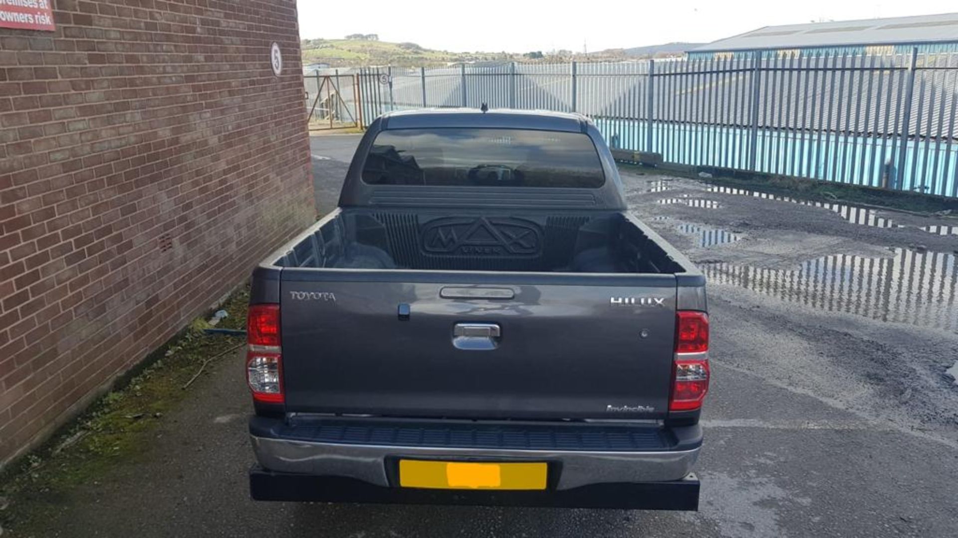 2015/64 REG TOYOTA HILUX INVINCIBLE D-4D 4X4 GREY DIESEL LIGHT UTILITY, SHOWING 1 FORMER KEEPER - Image 7 of 22