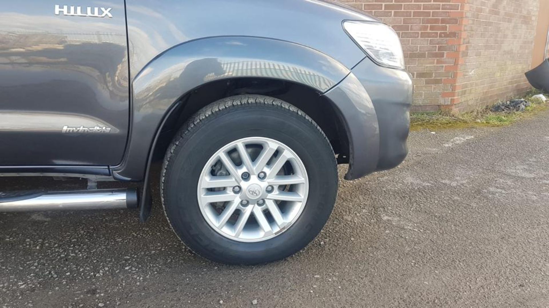 2015/64 REG TOYOTA HILUX INVINCIBLE D-4D 4X4 GREY DIESEL LIGHT UTILITY, SHOWING 1 FORMER KEEPER - Image 11 of 22