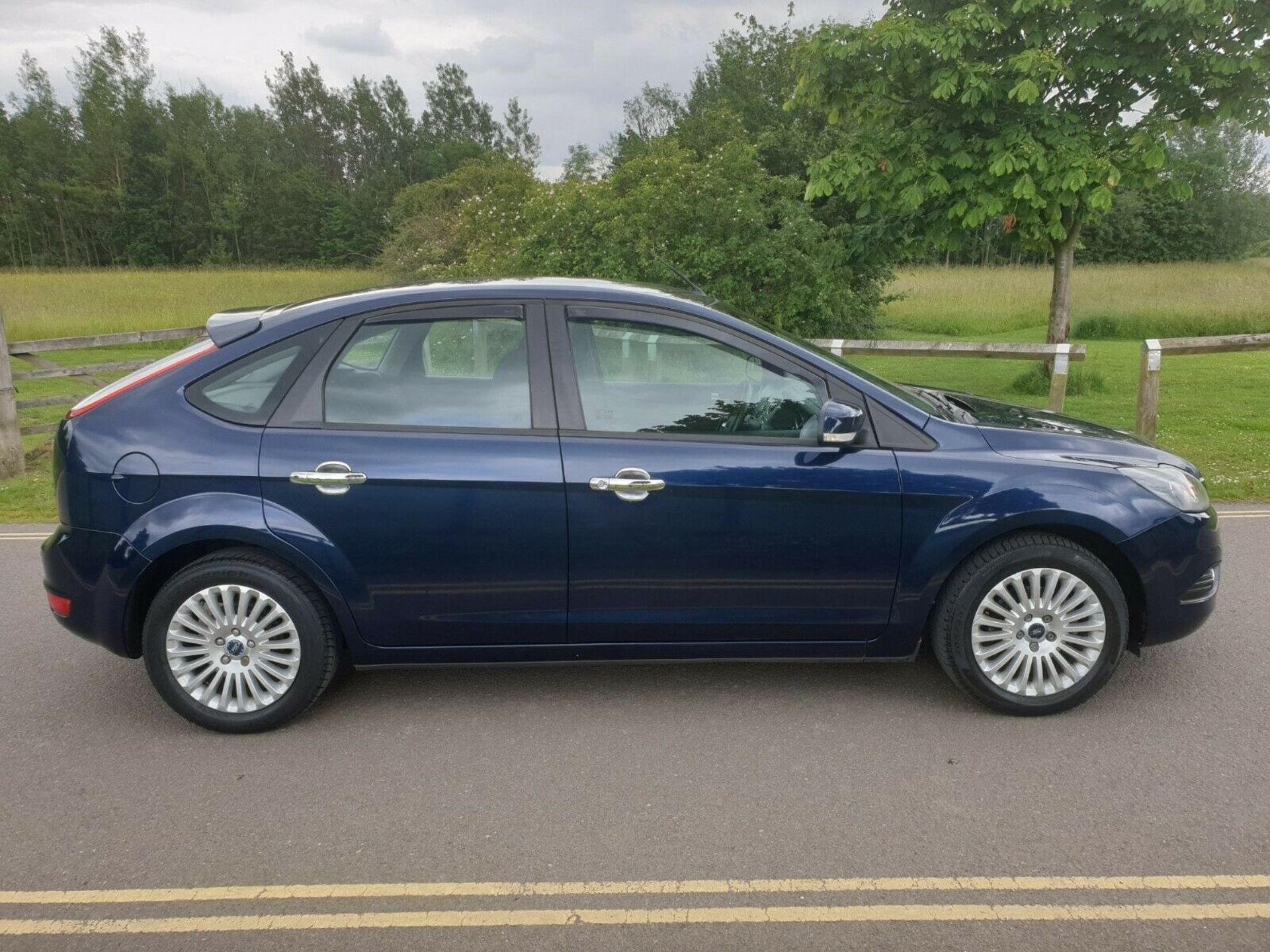 2010/10 REG FORD FOCUS TITANIUM 100 BLUE 1.6 PETROL 5 DOOR HATCHBACK *NO VAT* - Image 8 of 12