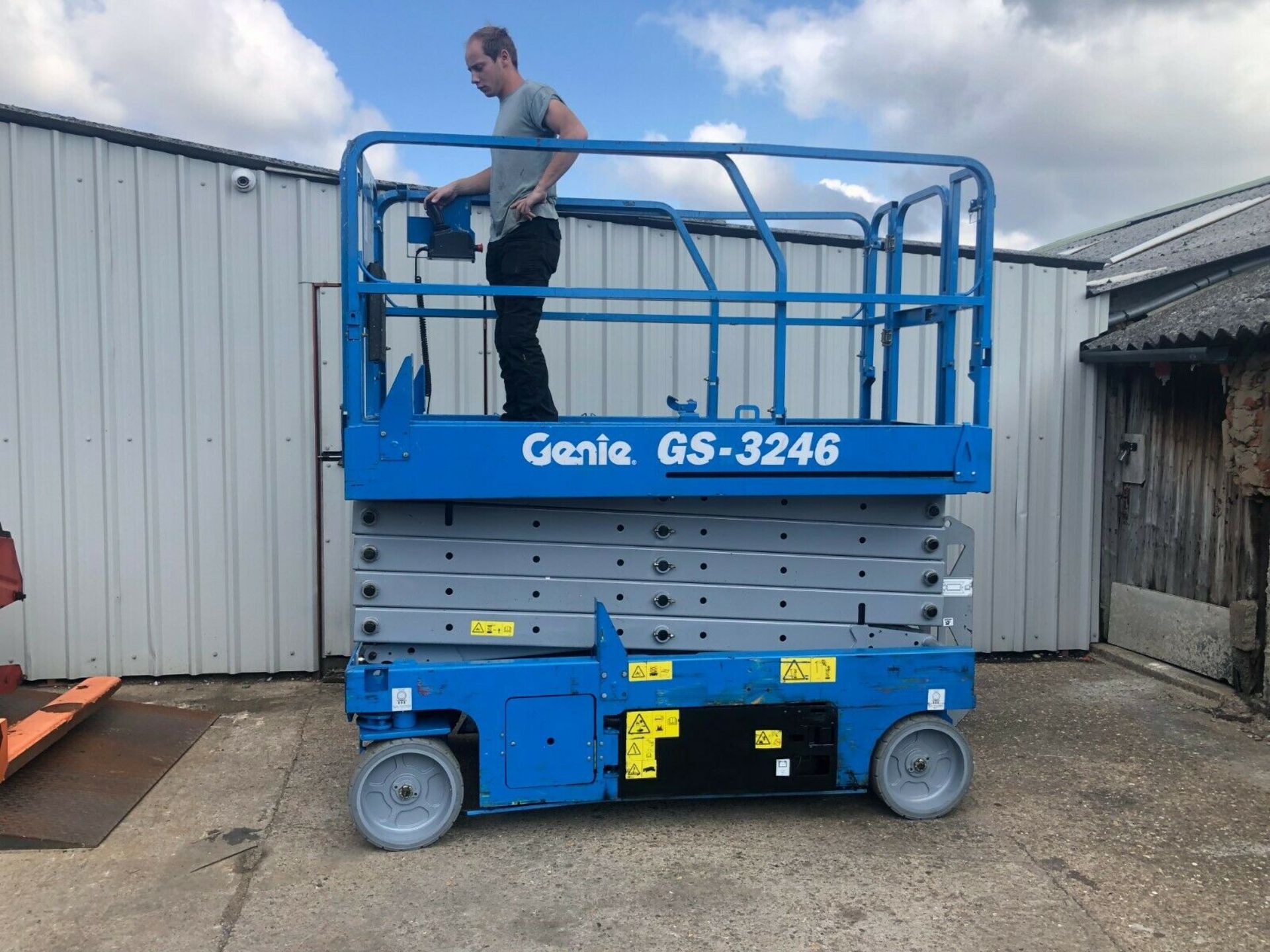 GENIE GS3246 SCISSOR LIFT, BRAND NEW BATTERIES & WHEELS FITTED, PERFECT WORKING CONDITION *PLUS VAT* - Image 3 of 5