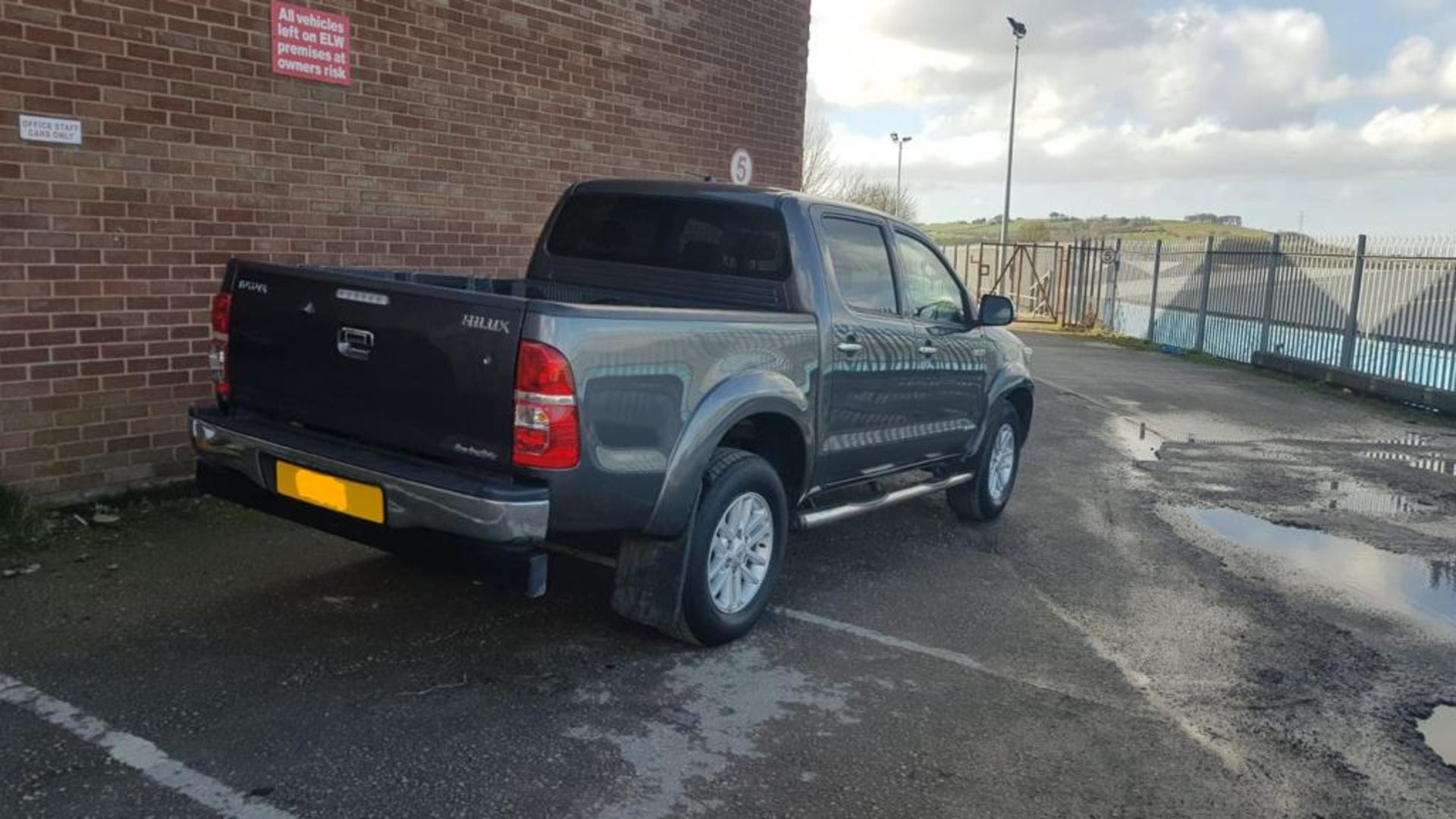 2015/64 REG TOYOTA HILUX INVINCIBLE D-4D 4X4 GREY DIESEL LIGHT UTILITY, SHOWING 1 FORMER KEEPER - Image 9 of 22