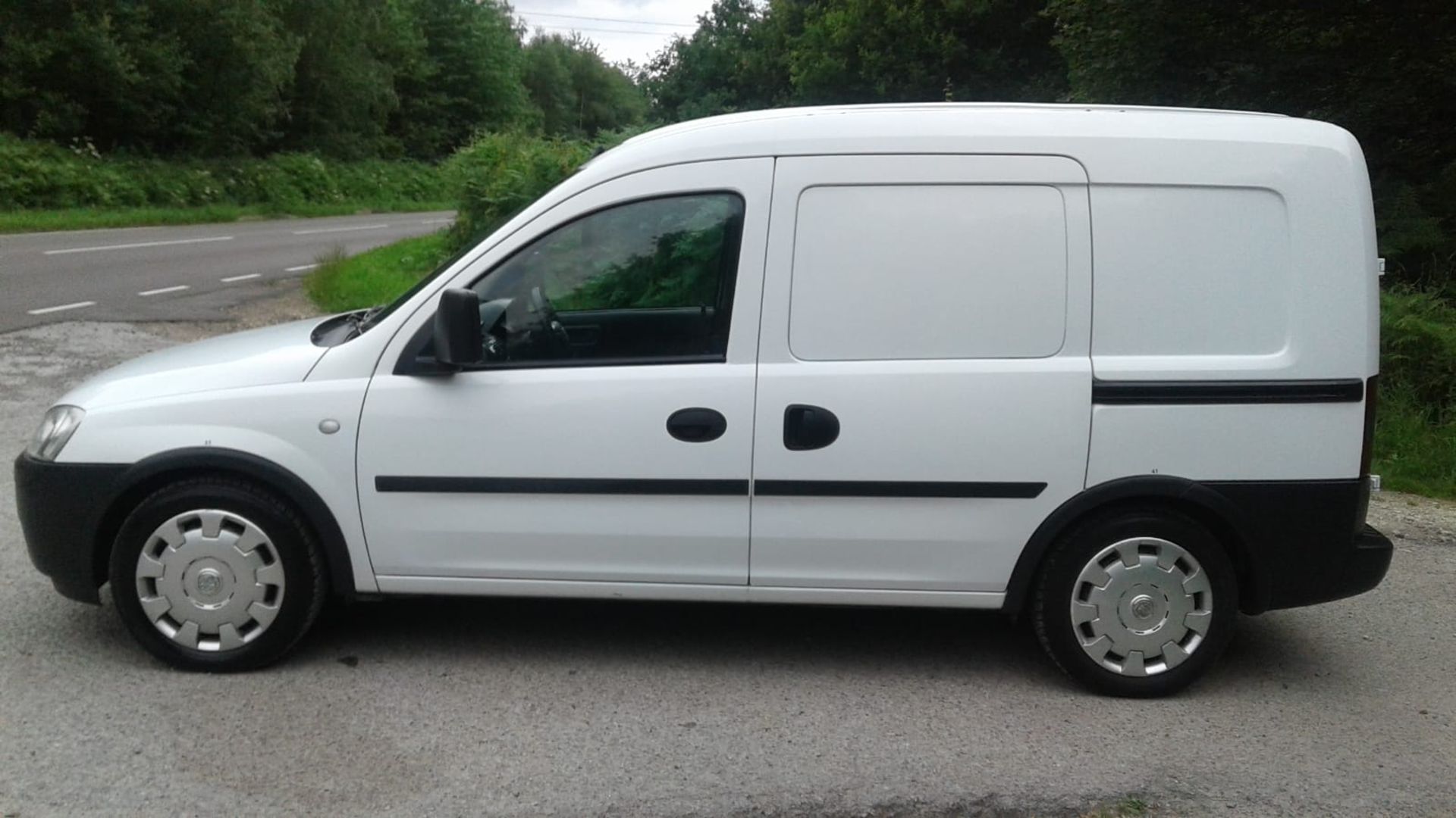 2009/09 REG VAUXHALL COMBO 2000 CDTI 1.25 WHITE DIESEL VAN, SHOWING 1 FORMER KEEPER *NO VAT* - Image 4 of 10