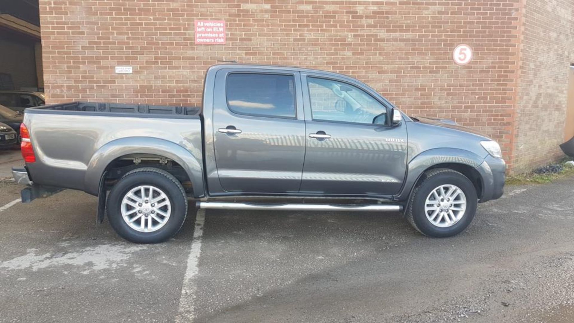 2015/64 REG TOYOTA HILUX INVINCIBLE D-4D 4X4 GREY DIESEL LIGHT UTILITY, SHOWING 1 FORMER KEEPER - Image 3 of 22