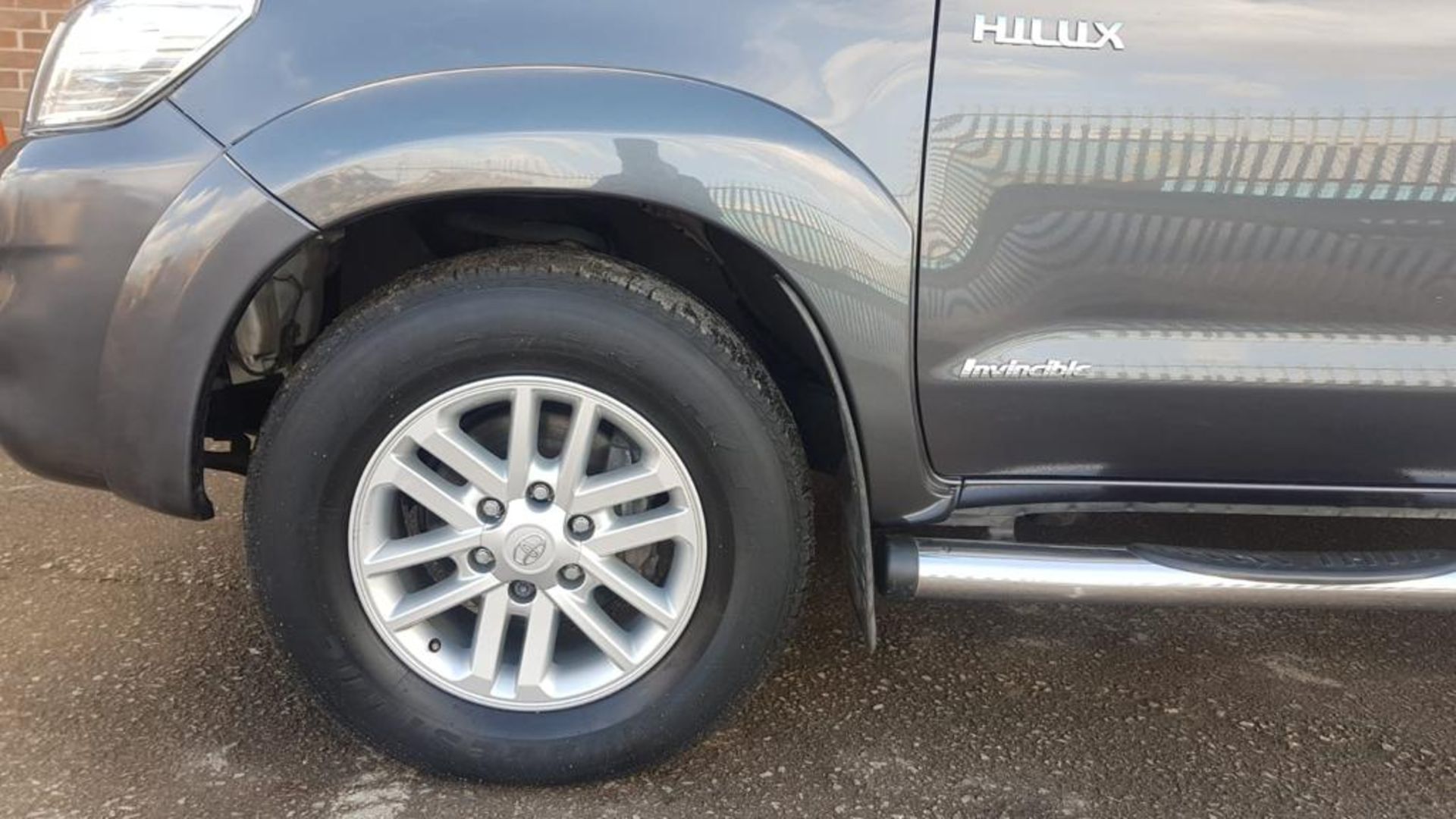 2015/64 REG TOYOTA HILUX INVINCIBLE D-4D 4X4 GREY DIESEL LIGHT UTILITY, SHOWING 1 FORMER KEEPER - Image 13 of 22