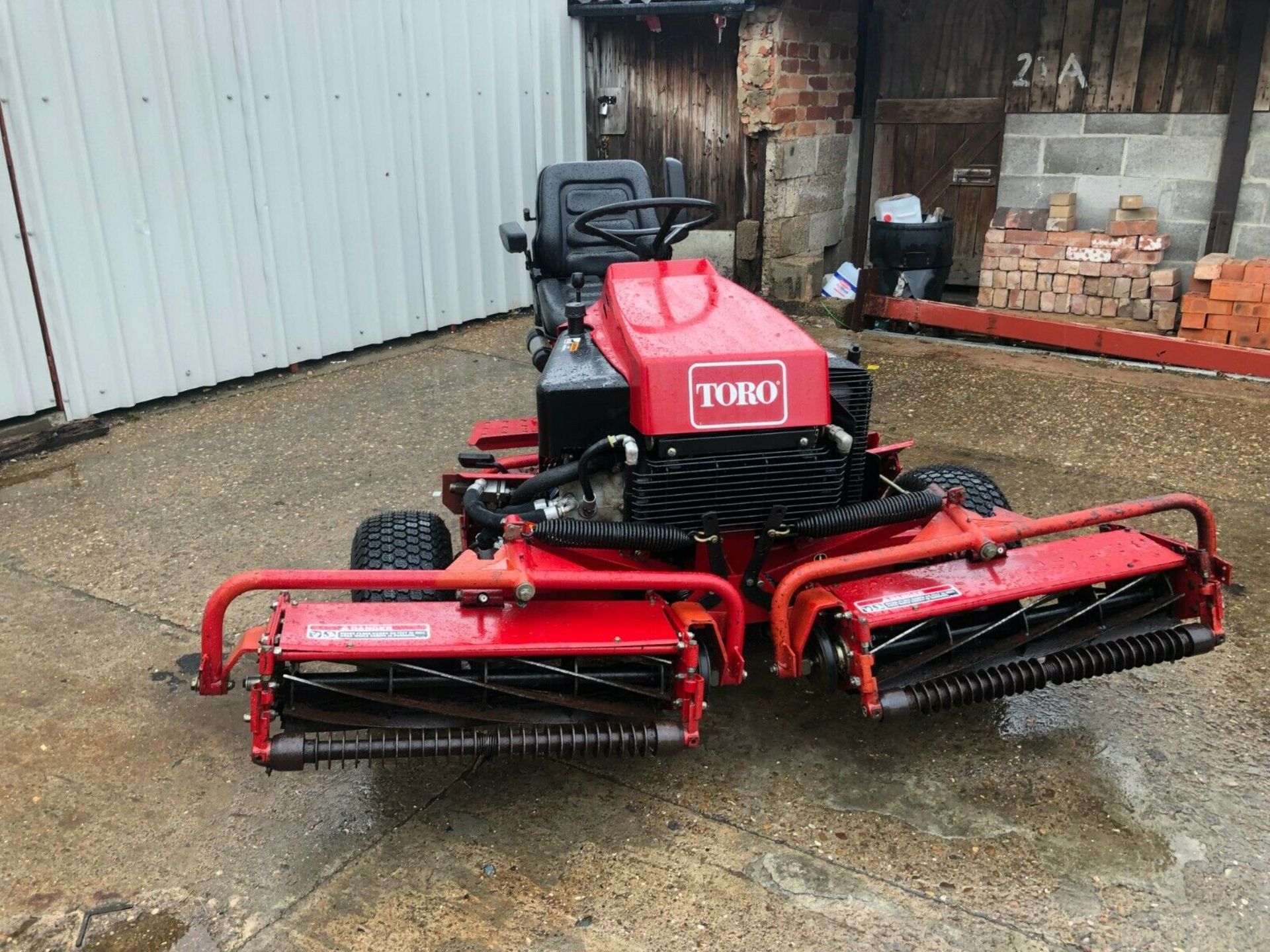 TORO 216 PETROL, TRIPLE RIDE ON MOWER, GENUINE 687 HOURS, 1 OWNER FROM NEW *NO VAT* - Image 2 of 5