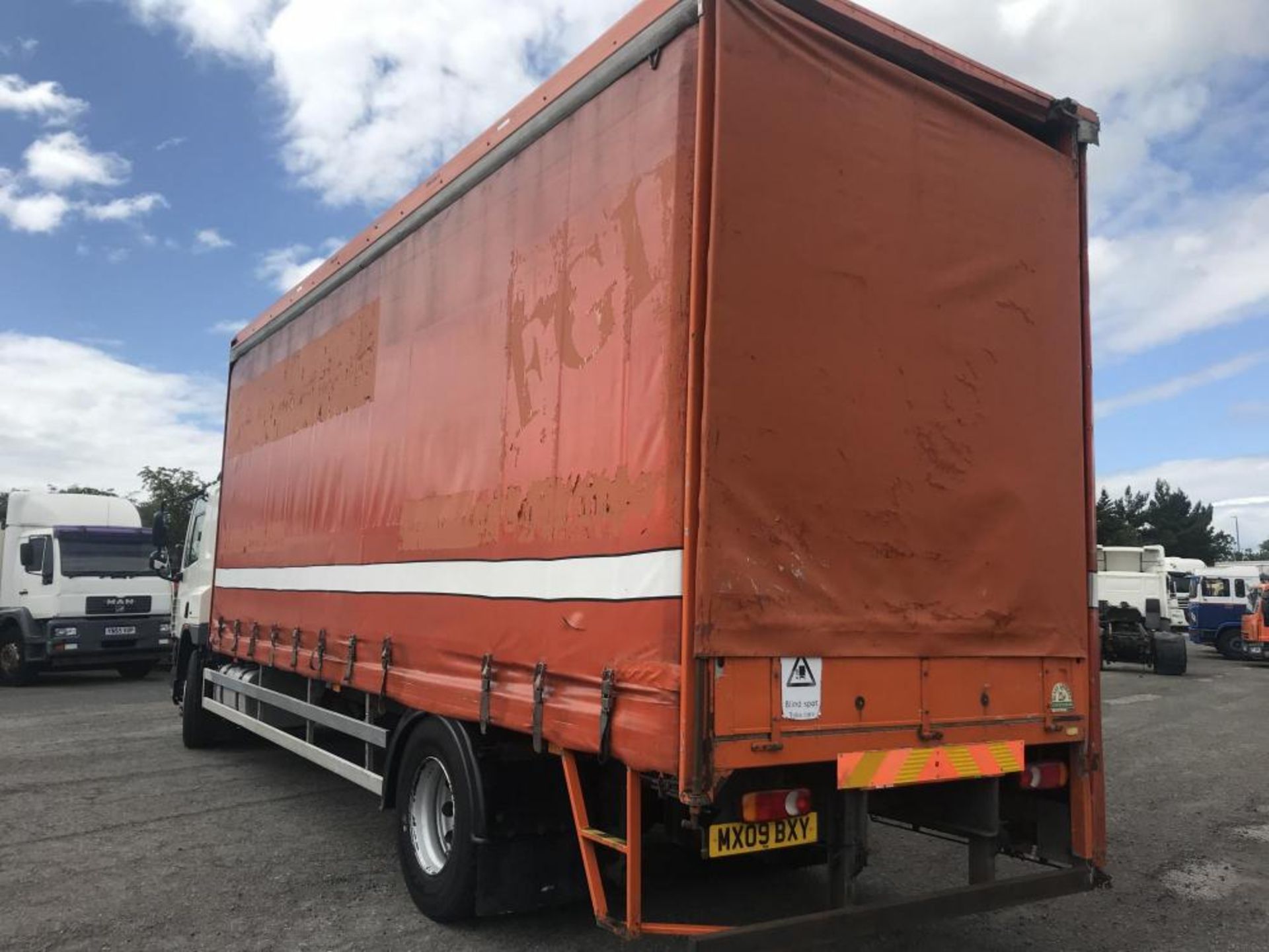 2009/09 REG DAF CF 65.220 18 TON CURTAIN SIDE TRUCK GLASS RACKS EURO 5 MANUAL GEARBOX AIR CON - Image 3 of 19