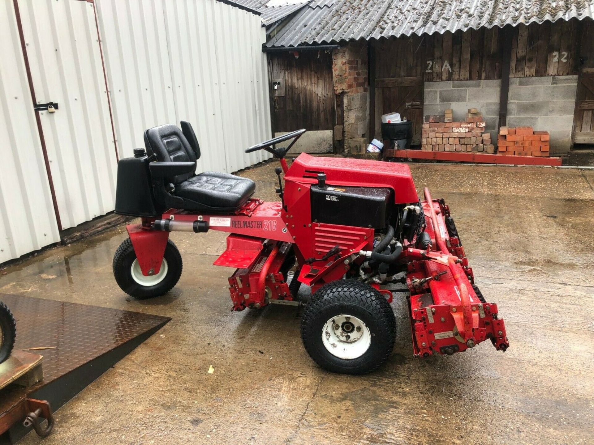 TORO 216 PETROL, TRIPLE RIDE ON MOWER, GENUINE 687 HOURS, 1 OWNER FROM NEW *NO VAT* - Image 4 of 5