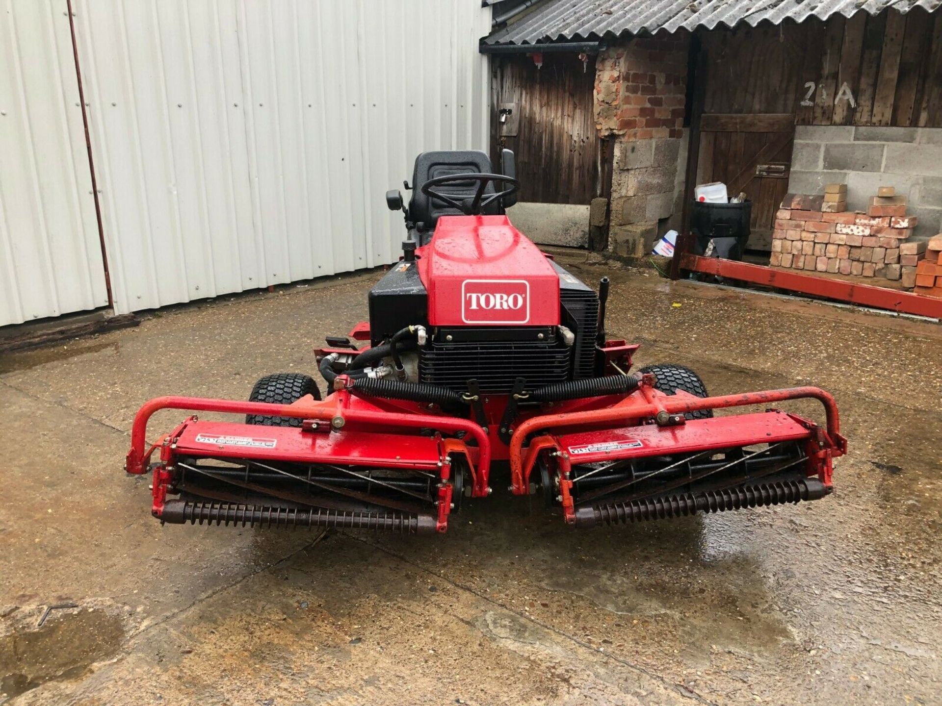 TORO 216 PETROL, TRIPLE RIDE ON MOWER, GENUINE 687 HOURS, 1 OWNER FROM NEW *NO VAT* - Image 3 of 5