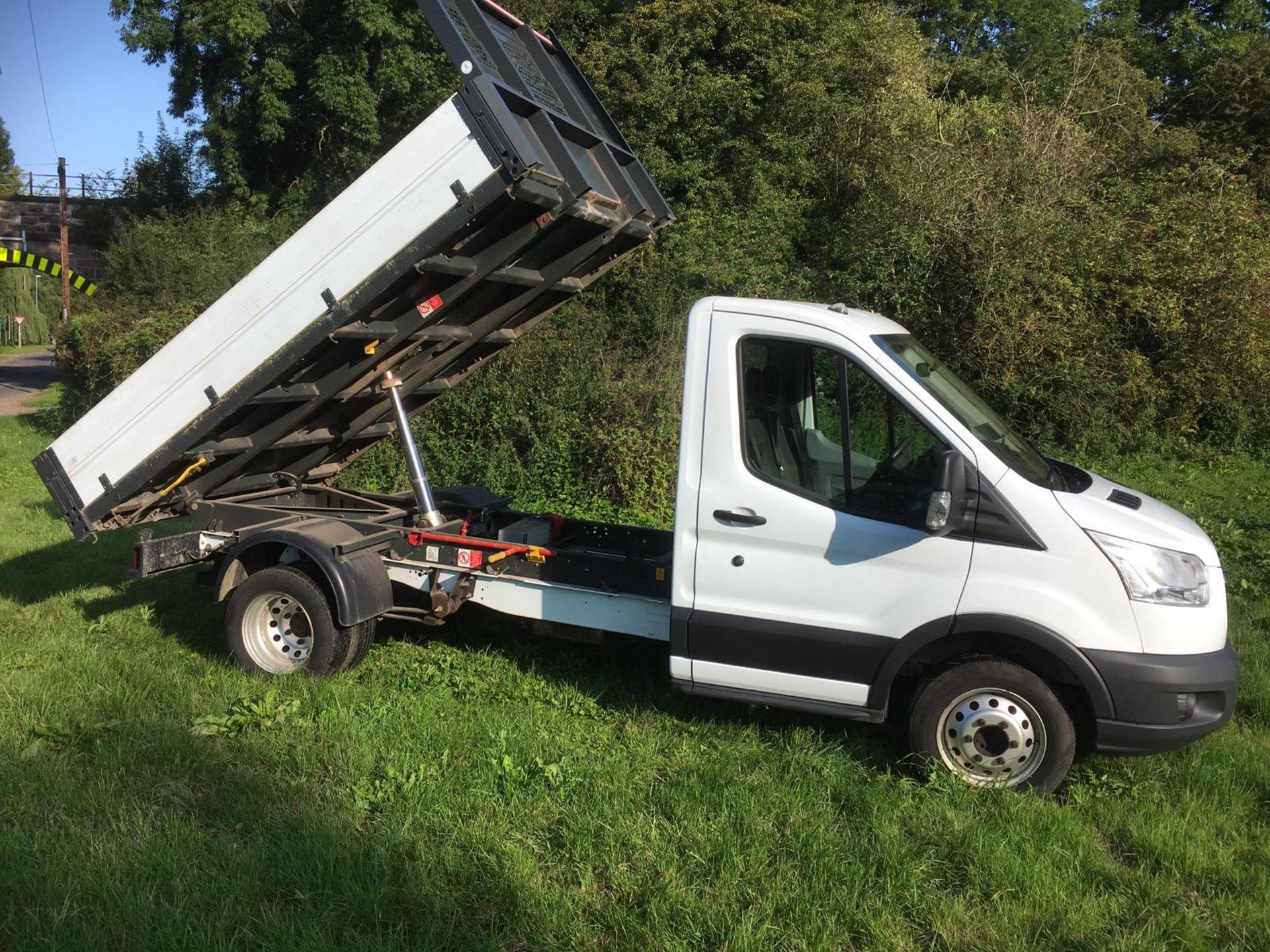 2015/15 REG FORD TRANSIT 350 TIPPER 2.2 DIESEL WHITE, SHOWING 0 FORMER KEEPERS *NO VAT* - Image 2 of 12