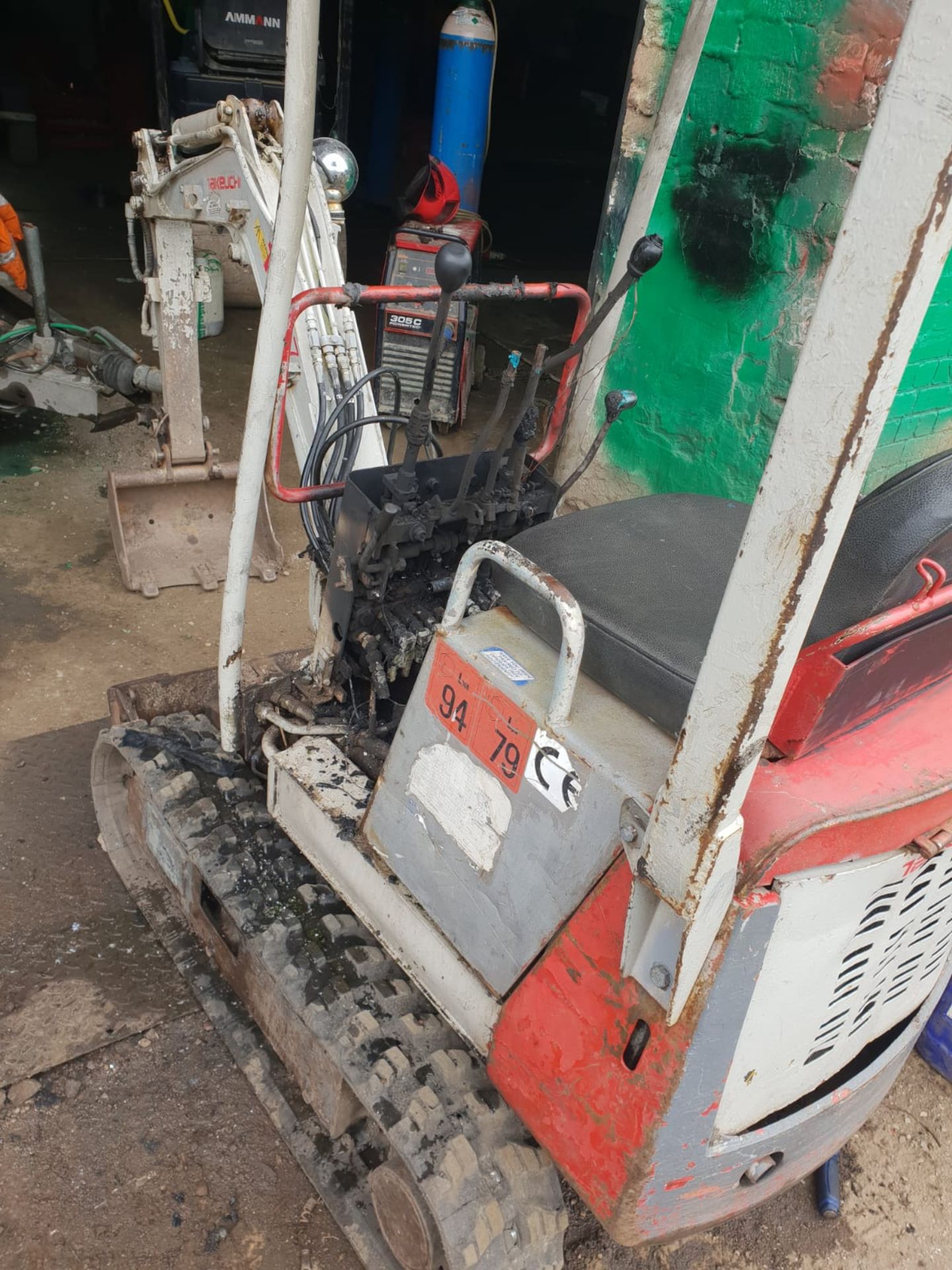 TAKEUCHI TB007 MINI DIGGER FIRE DAMAGE, ENGINE AND PUMP STILL WORK FINE NOT A PROBLEM *NO VAT* - Image 5 of 11