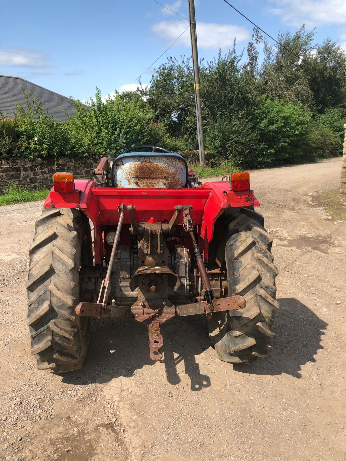 MASSEY FERGUSON 1030 TRACTOR C/W FRONT LOADING SHOVEL, 4 WHEEL DRIVE, 3 POINT LINKAGE ,REAR PTO ETC - Image 3 of 6