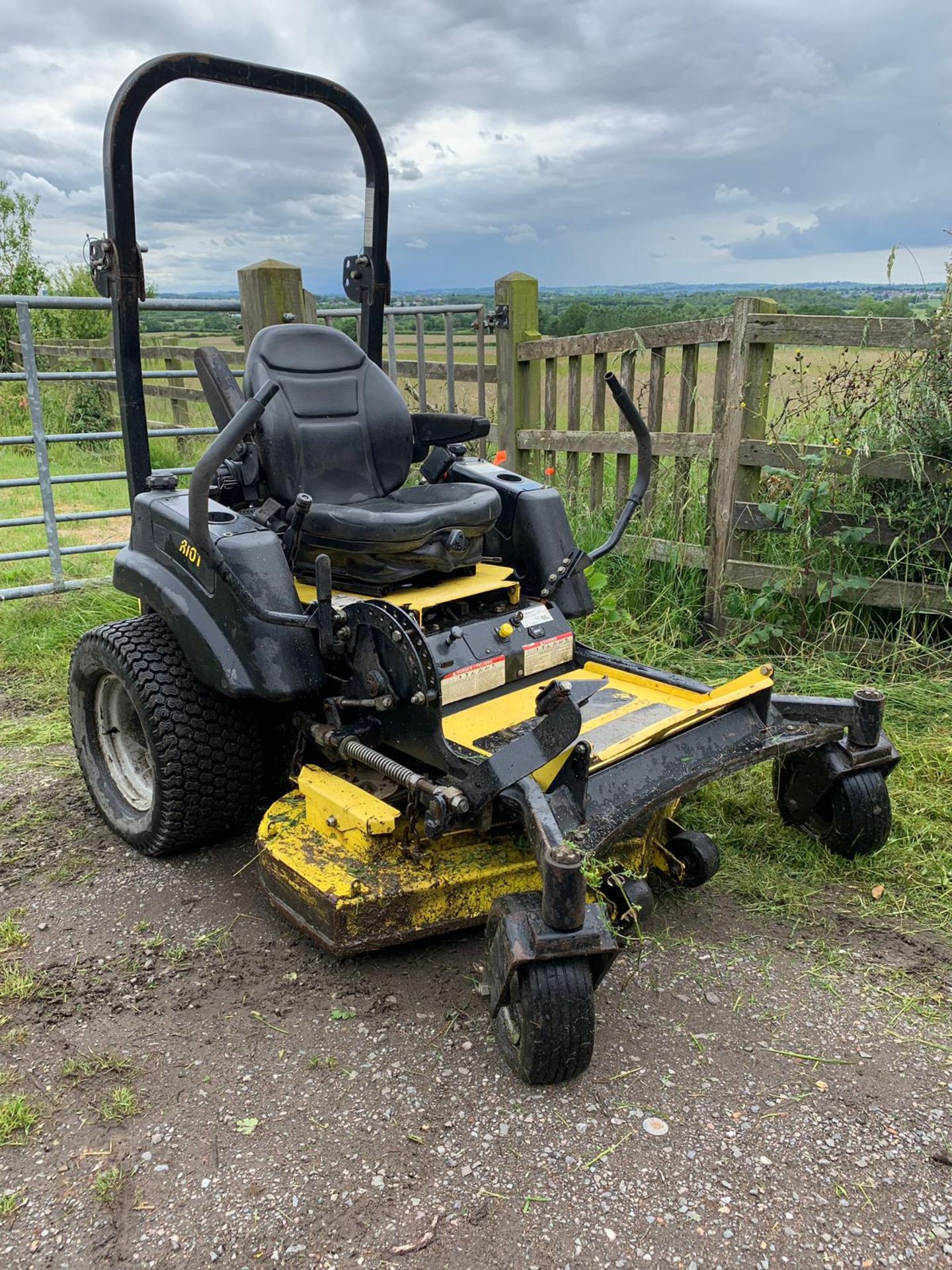 GREAT DANE CHARIOT ZERO TURN 60" RIDE ON ROTARY MOWER PETROL KAWASAKI ENGINE *PLUS VAT* - Image 5 of 11