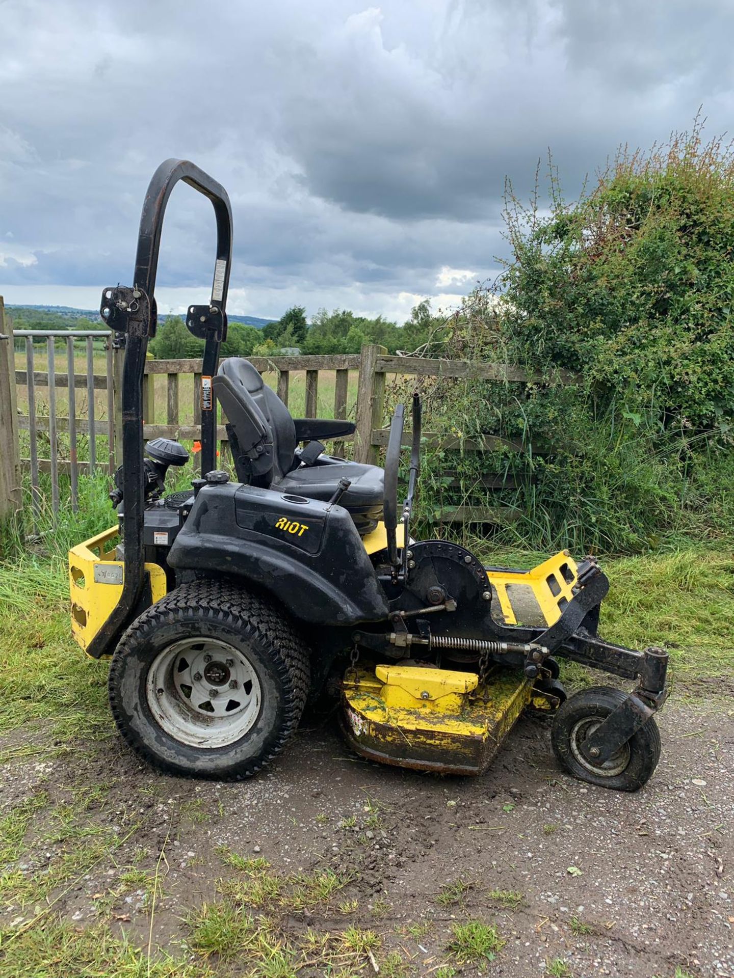 GREAT DANE CHARIOT ZERO TURN 60" RIDE ON ROTARY MOWER PETROL KAWASAKI ENGINE *PLUS VAT* - Image 3 of 11