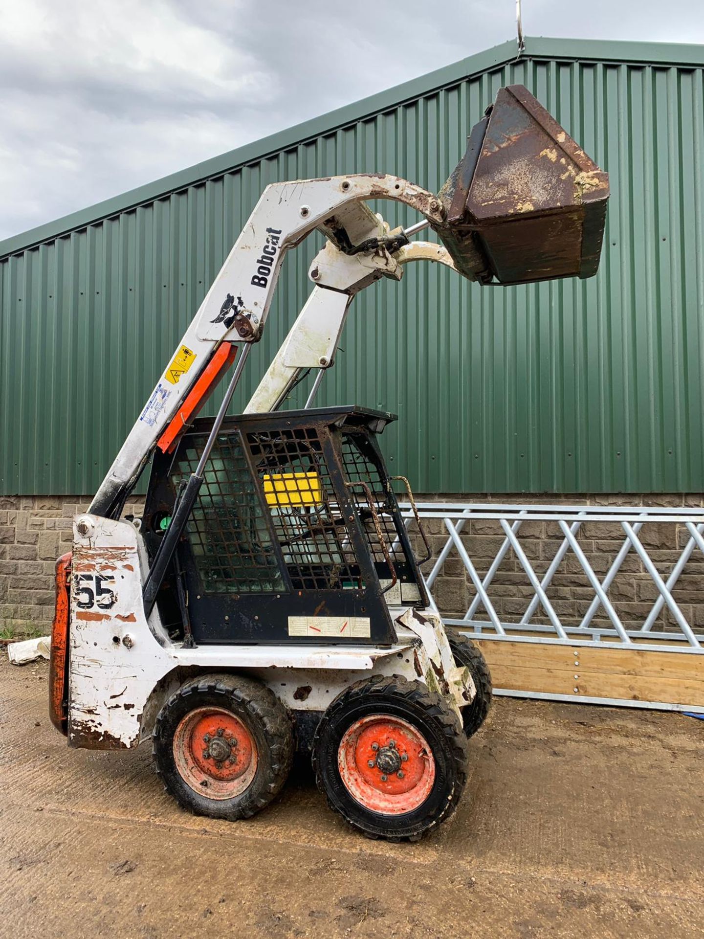 2002 BOBCAT 553 SKID STEER LOADER, RUNS, WORKS AND LIFTS *PLUS VAT* - Image 2 of 10