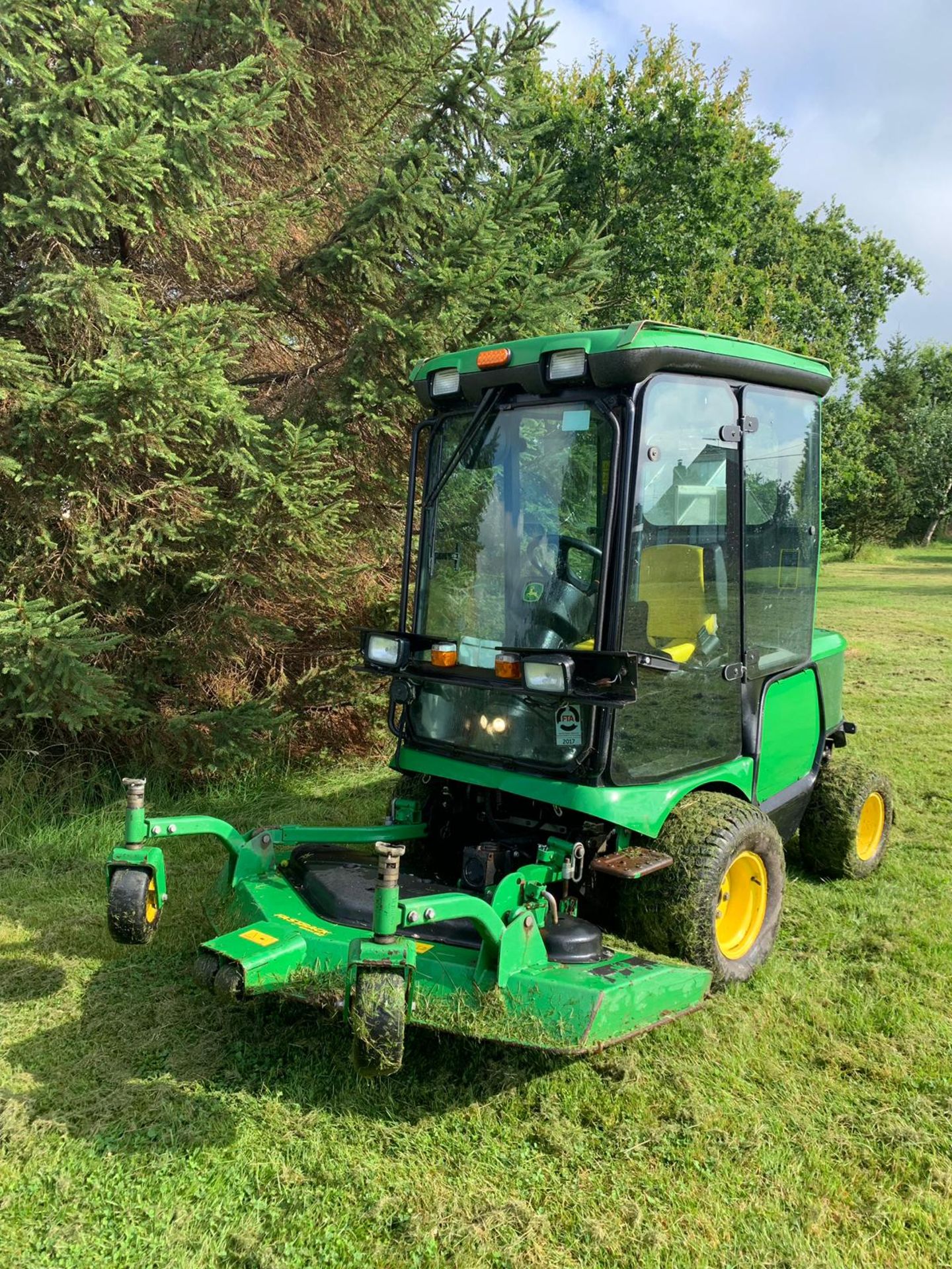 JOHN DEERE 1565 SERIES II DIESEL MOWER C/W FULL GLASS CAB & FASTBACK COMMERCIAL 62" FRONT DECK - Image 3 of 15