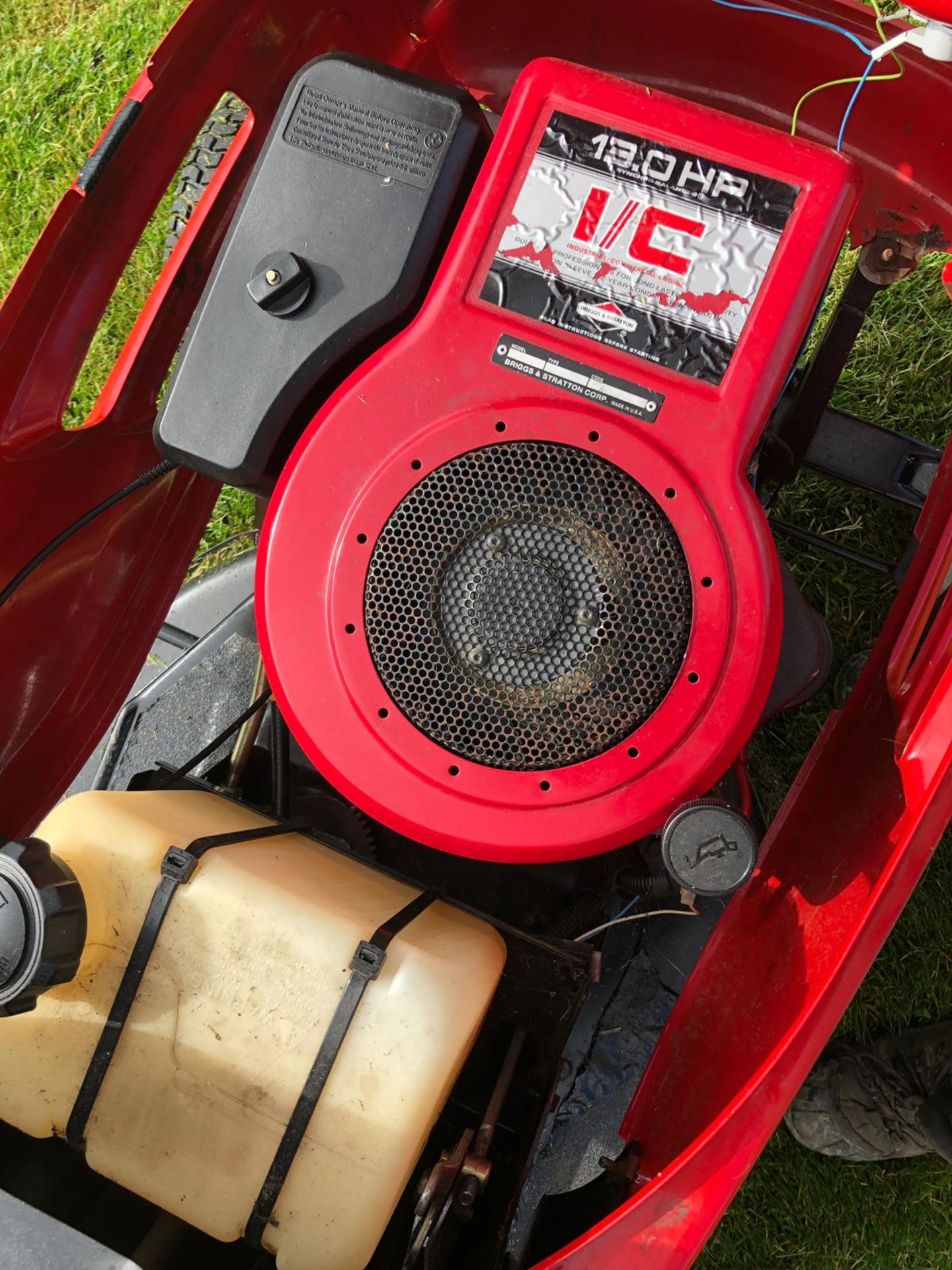 MTD J/135 RIDE ON LAWN MOWER C/W REAR GRASS COLLECTOR, 13HP BRIGGS & STRATTON ENGINE *NO VAT* - Image 5 of 6