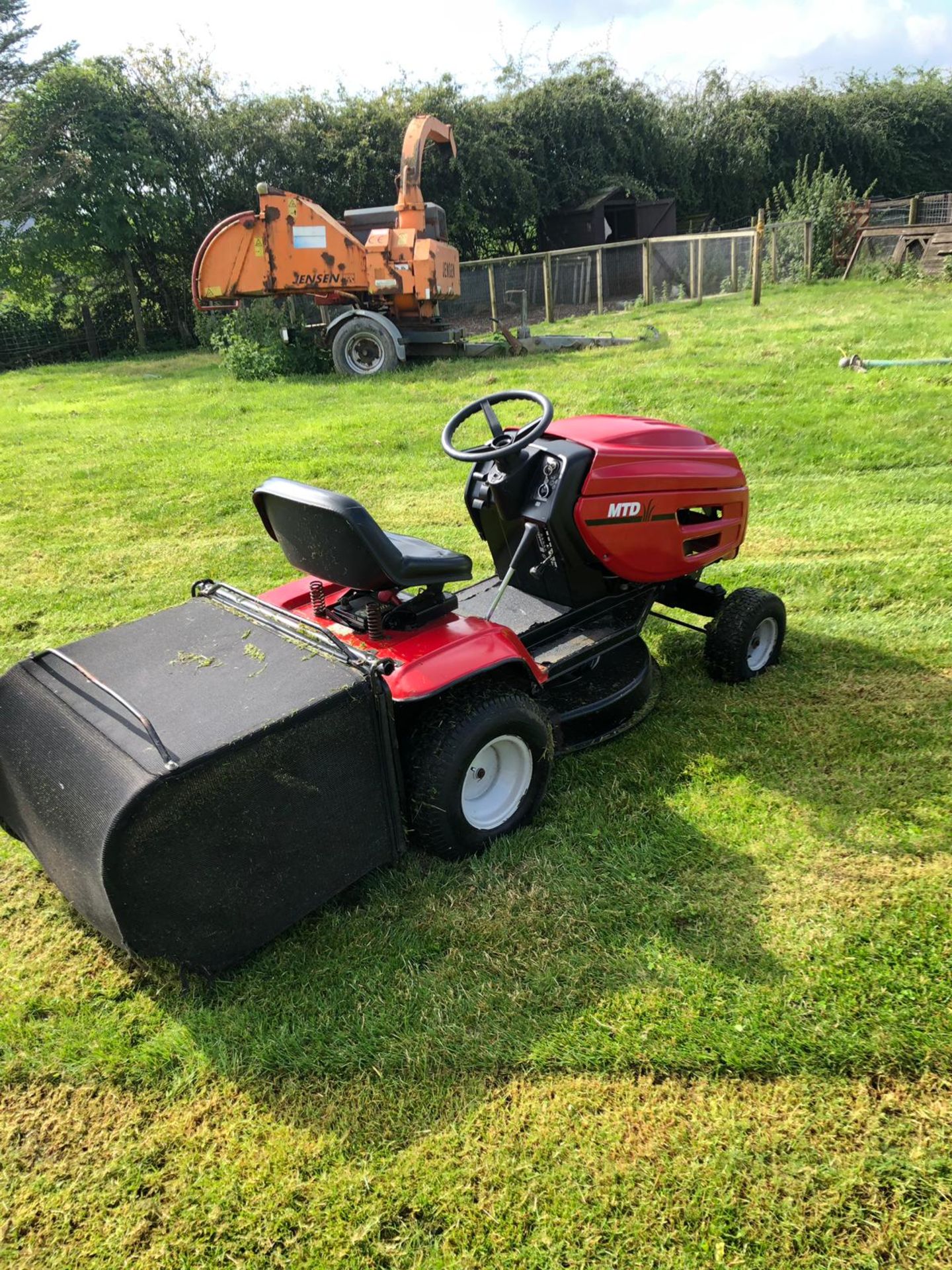 MTD J/135 RIDE ON LAWN MOWER C/W REAR GRASS COLLECTOR, 13HP BRIGGS & STRATTON ENGINE *NO VAT* - Image 3 of 6