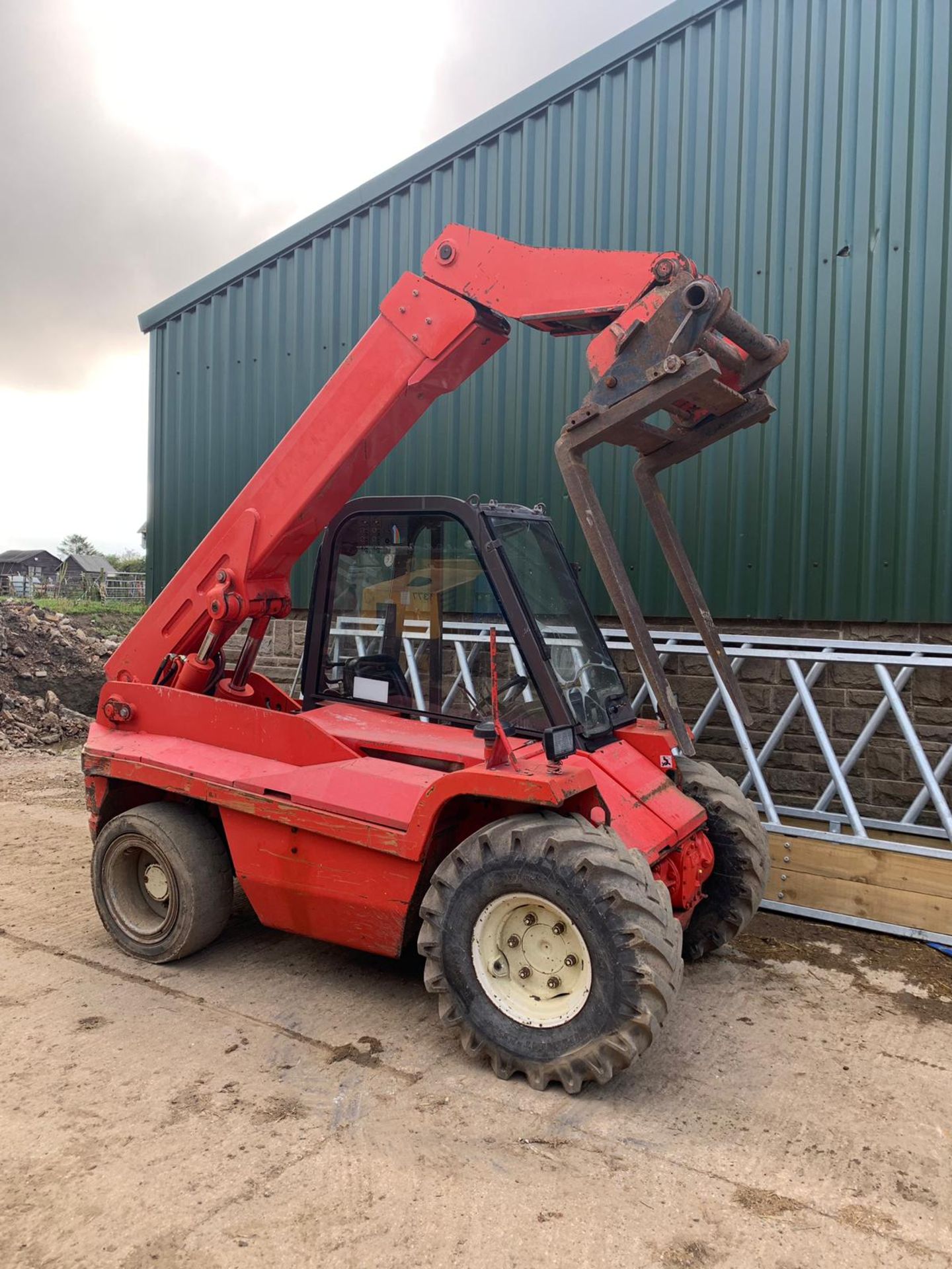 2004 MANITOU BT420 TELESCOPIC HANDLER, RUNS WORKS AND LIFTS *PLUS VAT* - Image 4 of 10