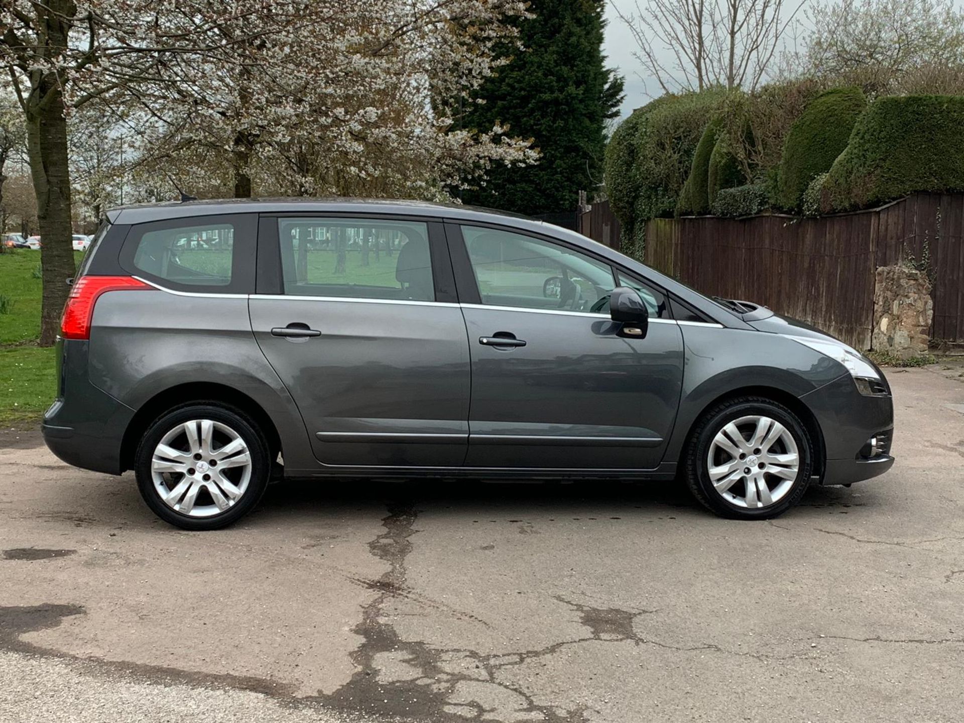 2013/13 REG PEUGEOT 5008 ACTIVE HDI AUTO 2.0 DIESEL METALLIC GREY MPV, LOW MILES *NO VAT* - Image 4 of 10