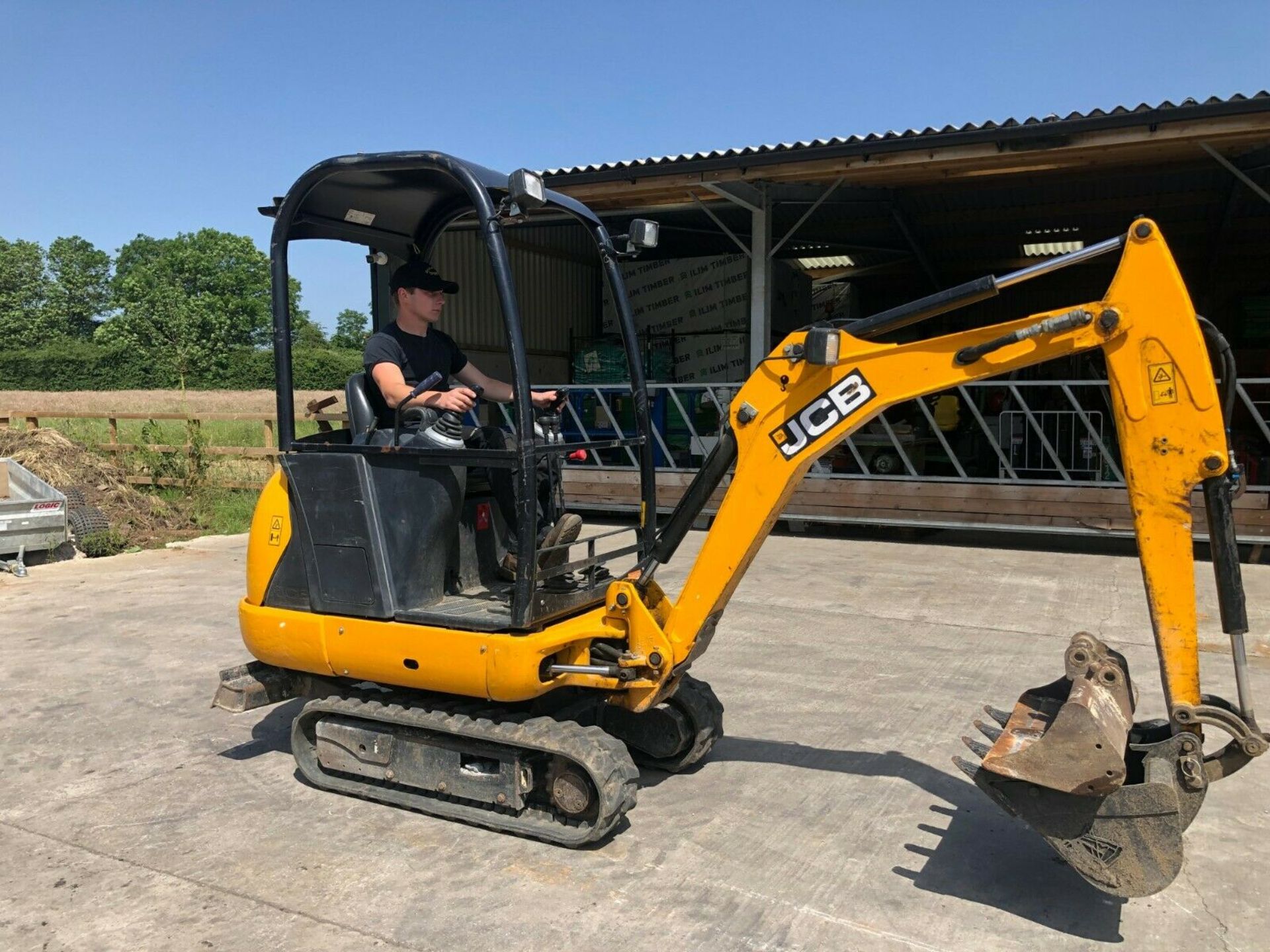 JCB 8014 EXCAVATOR, YEAR 2016, ONLY 913 HOURS, COMPLETE WITH 2 BUCKETS *PLUS VAT* - Image 5 of 8