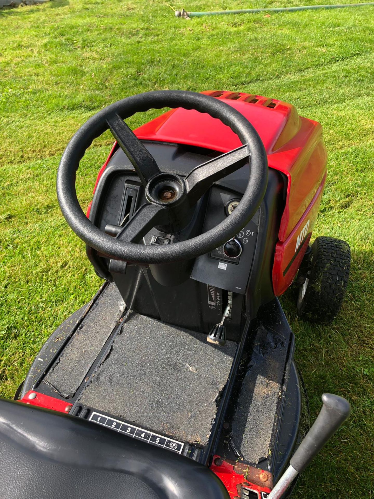 MTD J/135 RIDE ON LAWN MOWER C/W REAR GRASS COLLECTOR, 13HP BRIGGS & STRATTON ENGINE *NO VAT* - Image 4 of 6