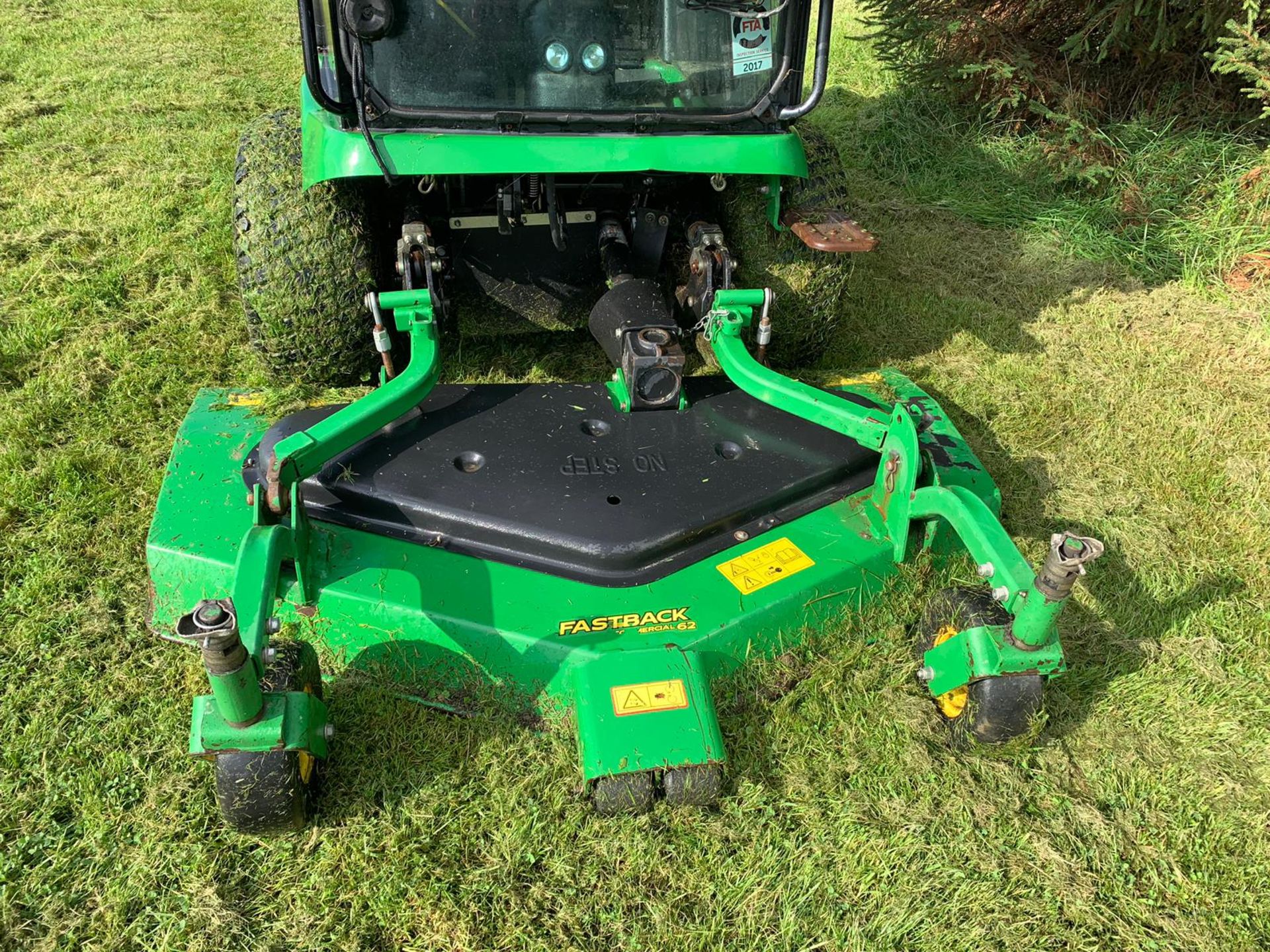 JOHN DEERE 1565 SERIES II DIESEL MOWER C/W FULL GLASS CAB & FASTBACK COMMERCIAL 62" FRONT DECK - Image 7 of 15