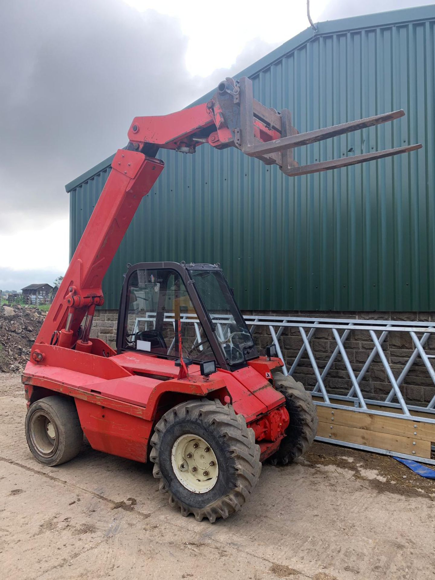 2004 MANITOU BT420 TELESCOPIC HANDLER, RUNS WORKS AND LIFTS *PLUS VAT* - Image 2 of 10