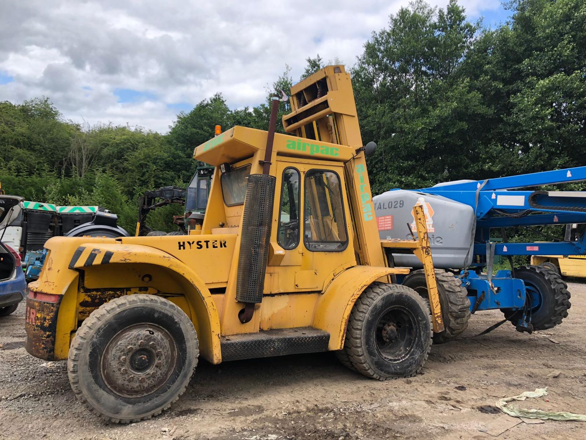 HYSTER 7 TON TWIN WHEELED FORK LIFT, BATTERY WAS FLAT BUT BELIEVED TO FUNCTION CORRECTLY *PLUS VAT*