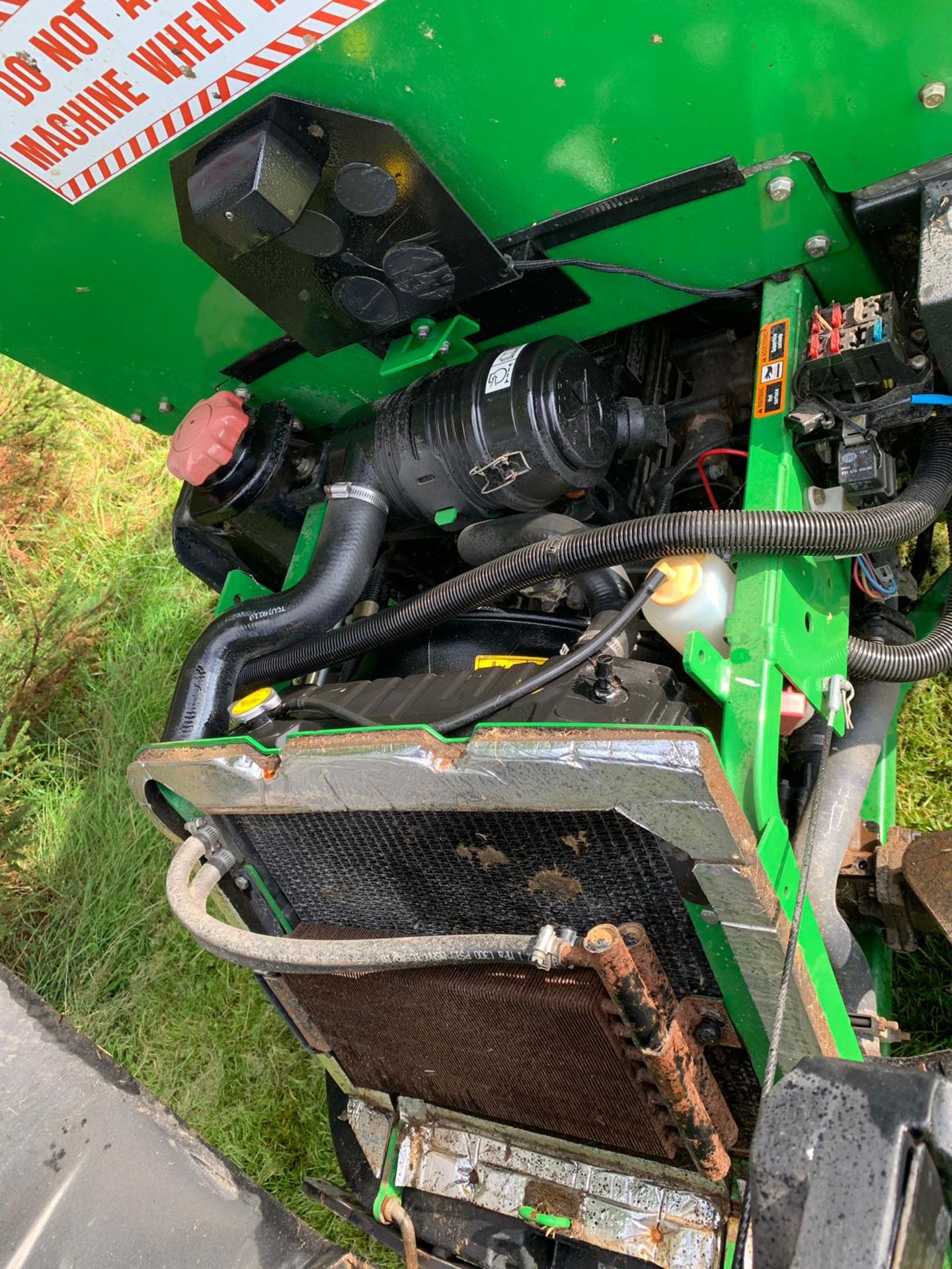 JOHN DEERE 1565 SERIES II DIESEL MOWER C/W FULL GLASS CAB & FASTBACK COMMERCIAL 62" FRONT DECK - Image 8 of 15