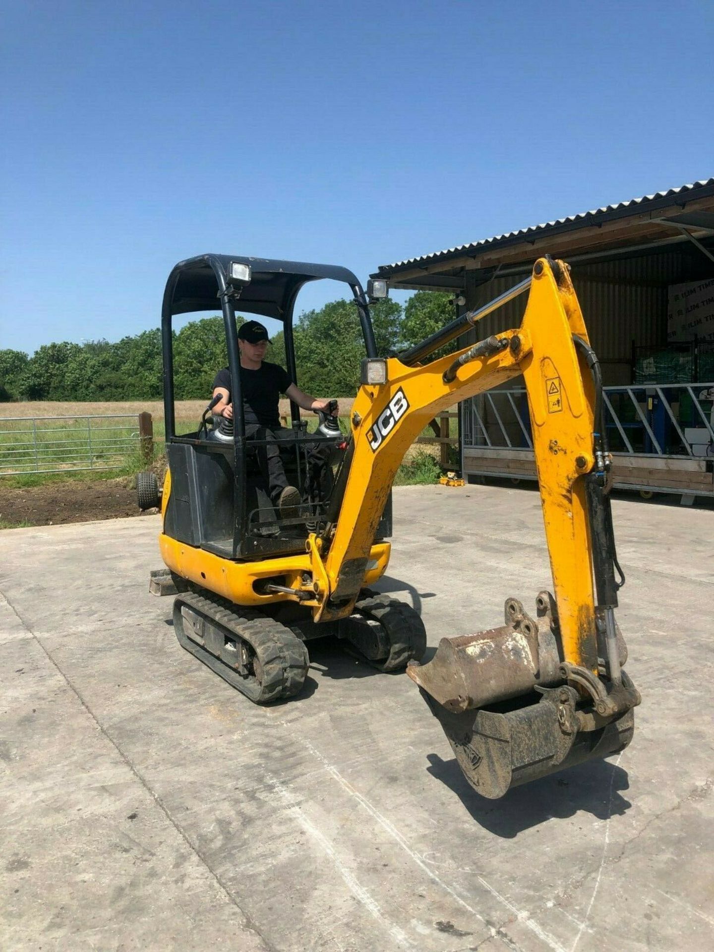 JCB 8014 EXCAVATOR, YEAR 2016, ONLY 913 HOURS, COMPLETE WITH 2 BUCKETS *PLUS VAT* - Image 6 of 8