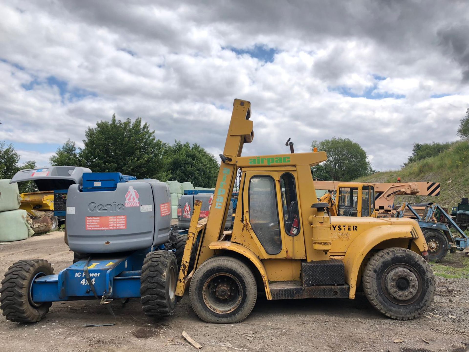 HYSTER 7 TON TWIN WHEELED FORK LIFT, BATTERY WAS FLAT BUT BELIEVED TO FUNCTION CORRECTLY *PLUS VAT* - Image 6 of 6