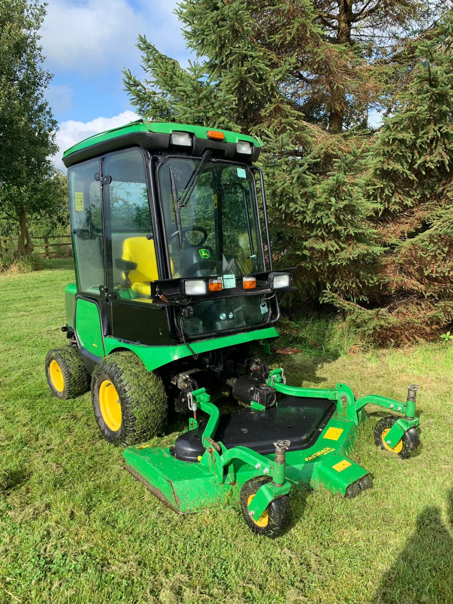 JOHN DEERE 1565 SERIES II DIESEL MOWER C/W FULL GLASS CAB & FASTBACK COMMERCIAL 62" FRONT DECK - Image 2 of 15