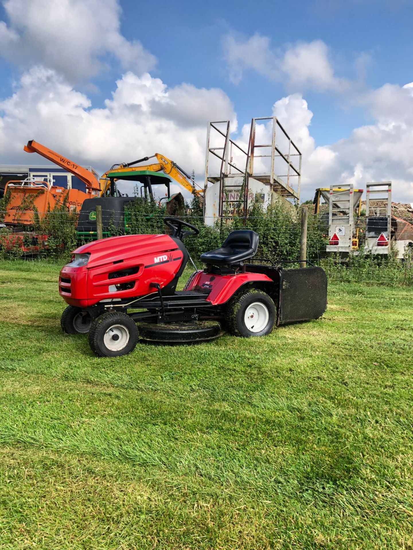 MTD J/135 RIDE ON LAWN MOWER C/W REAR GRASS COLLECTOR, 13HP BRIGGS & STRATTON ENGINE *NO VAT*