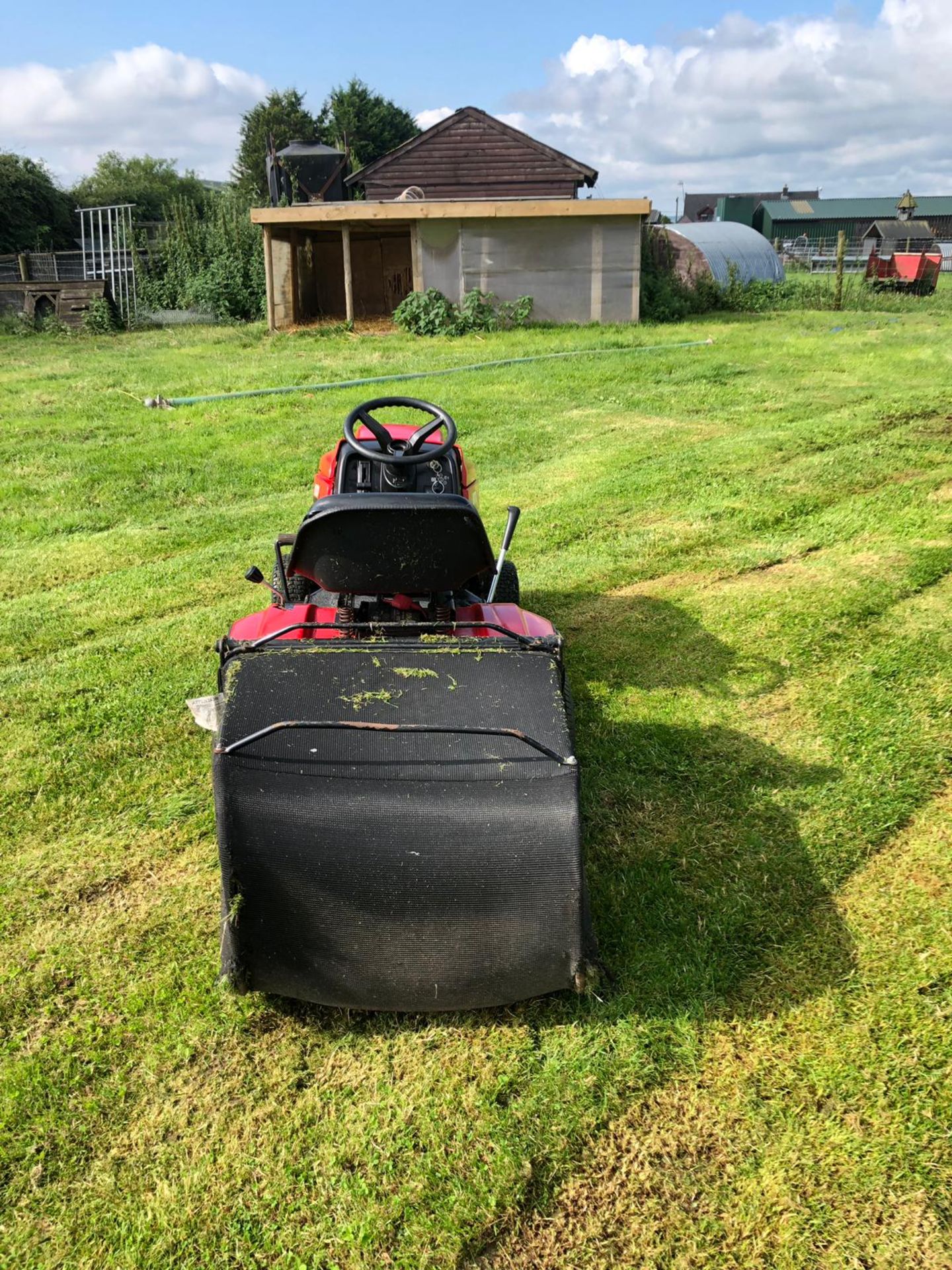 MTD J/135 RIDE ON LAWN MOWER C/W REAR GRASS COLLECTOR, 13HP BRIGGS & STRATTON ENGINE *NO VAT* - Image 2 of 6