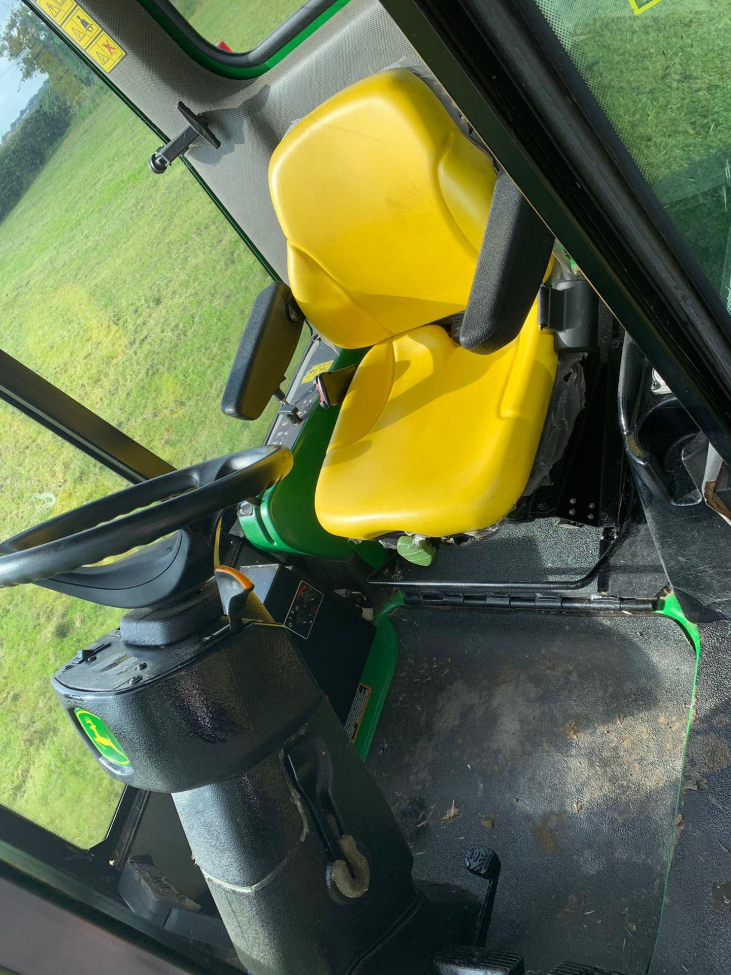 JOHN DEERE 1565 SERIES II DIESEL MOWER C/W FULL GLASS CAB & FASTBACK COMMERCIAL 62" FRONT DECK - Image 9 of 15