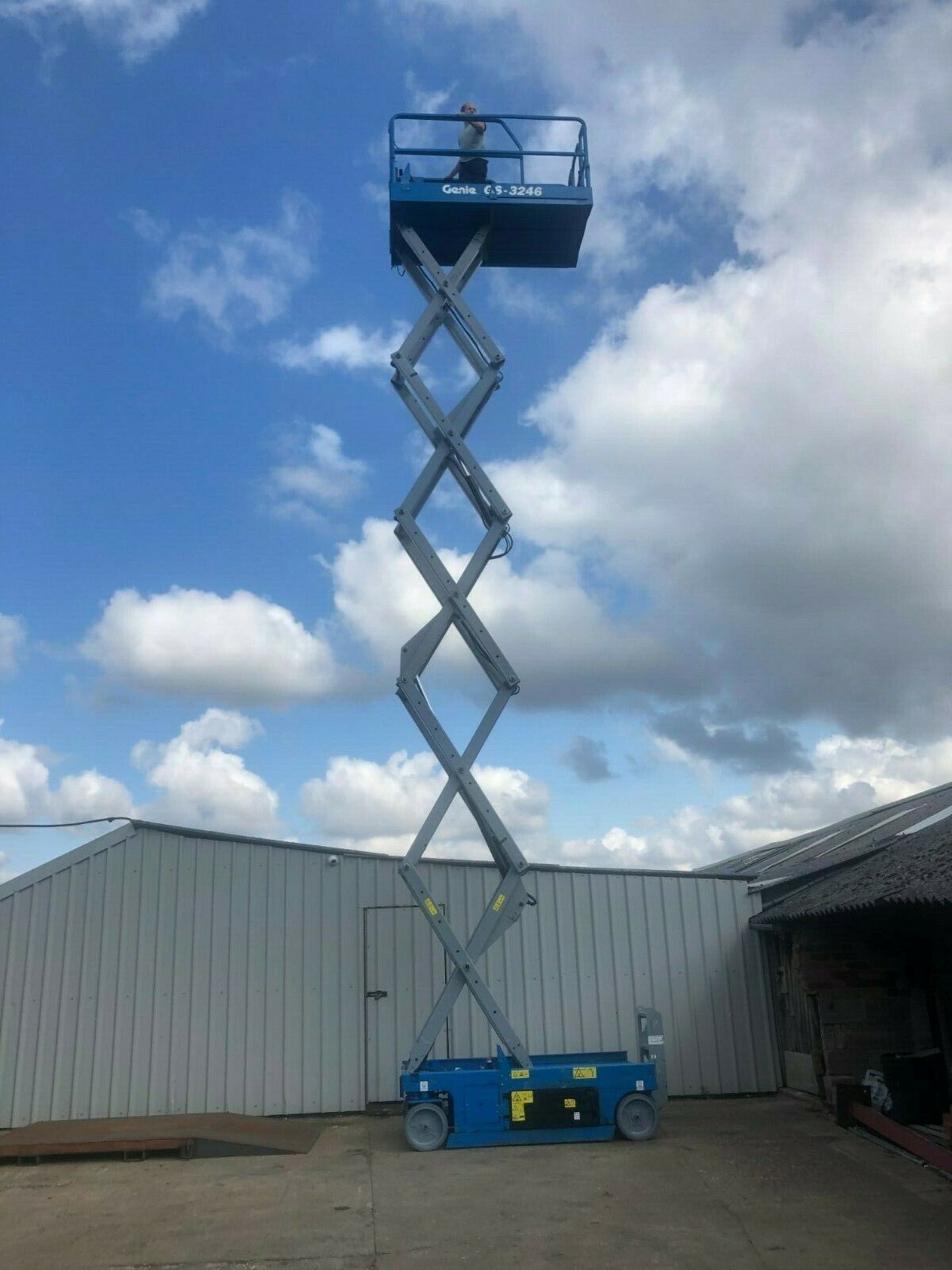 GENIE GS3246 SCISSOR LIFT, BRAND NEW BATTERIES & WHEELS FITTED, PERFECT WORKING CONDITION *PLUS VAT* - Image 2 of 5