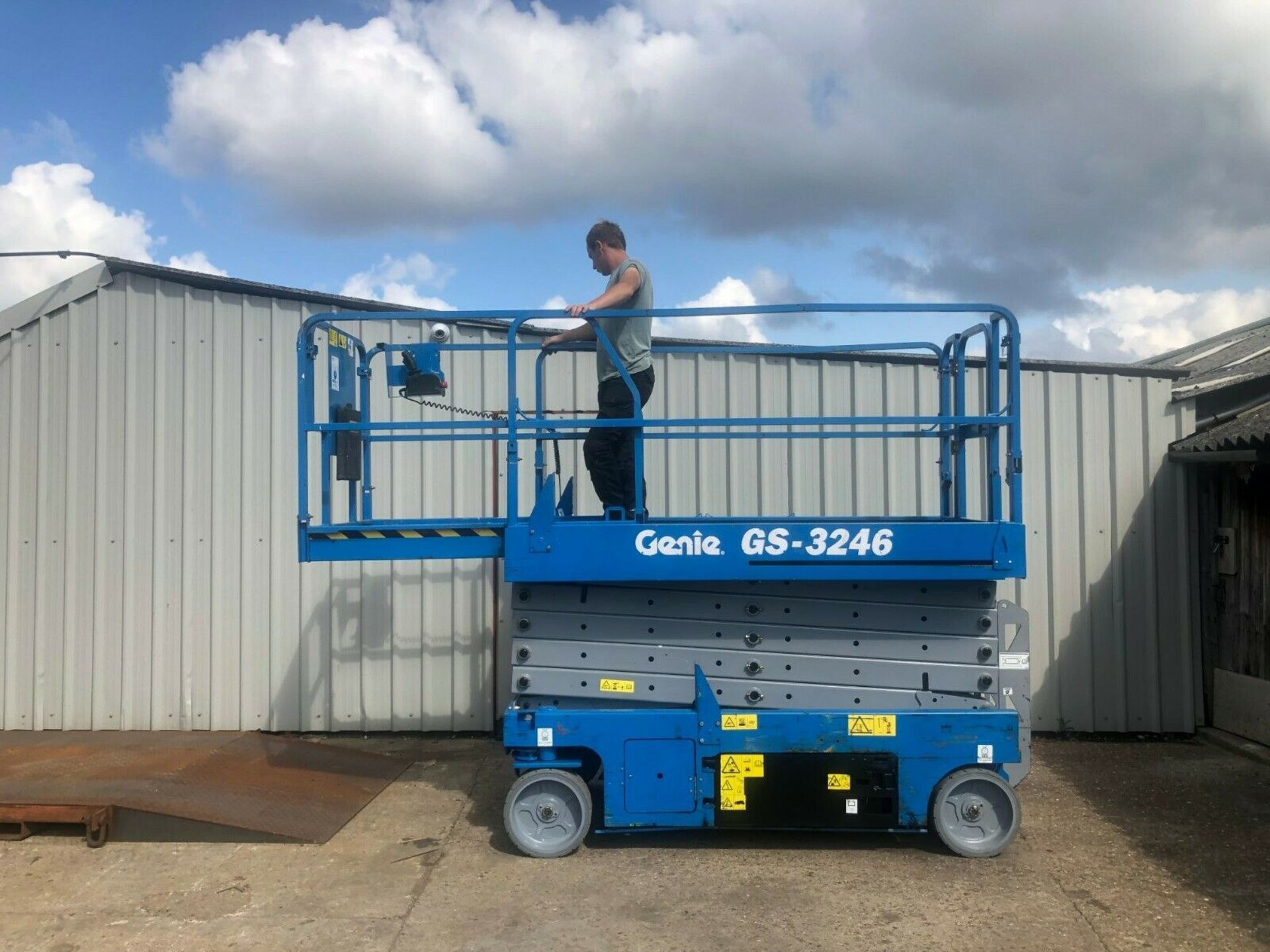 GENIE GS3246 SCISSOR LIFT, BRAND NEW BATTERIES & WHEELS FITTED, PERFECT WORKING CONDITION *PLUS VAT* - Image 3 of 5