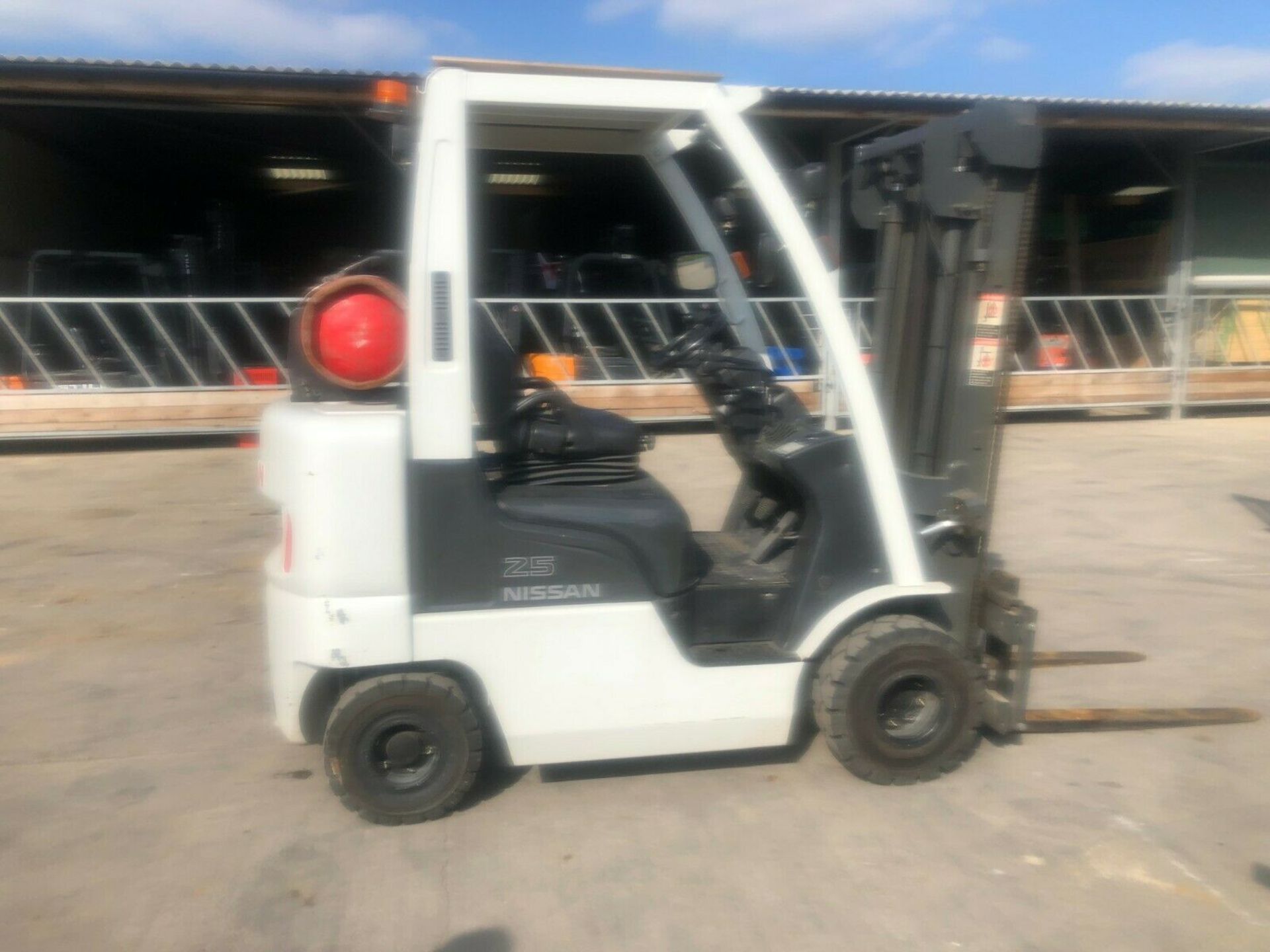 NISSAN FORKLIFT 25, GAS, 2.5 TONNE, DUPLEX MAST, SIDE SHIFT, NEW TYRES, SUPER CONDITION *PLUS VAT*