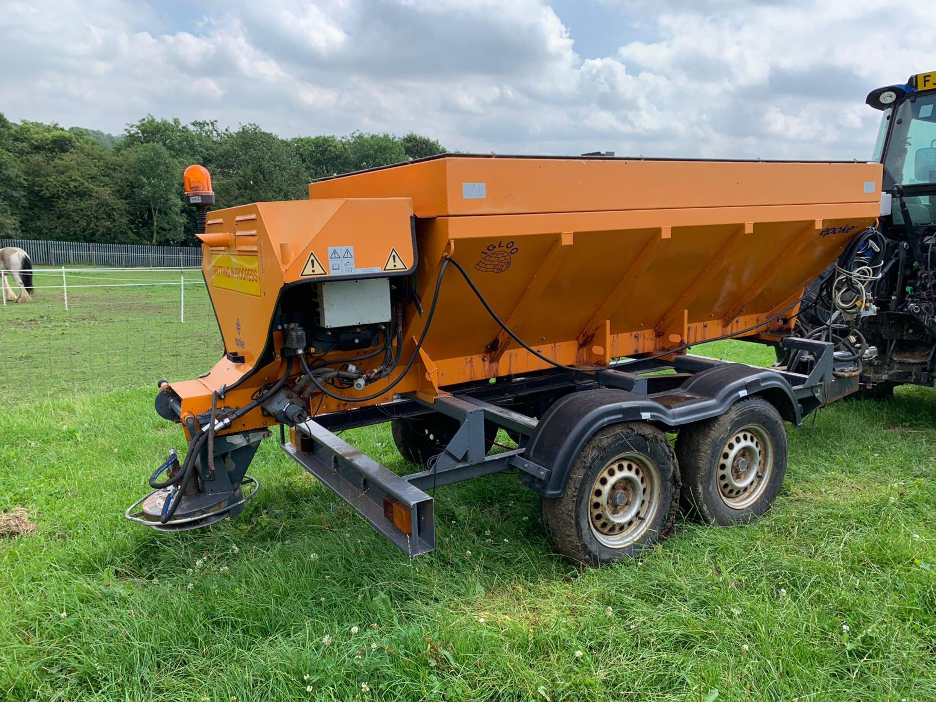 2005 EPOKE IGLOO S2400 HS SALT SPREADER C/W TWIN AXLE TOW-ABLE TRAILER *PLUS VAT* - Bild 2 aus 9